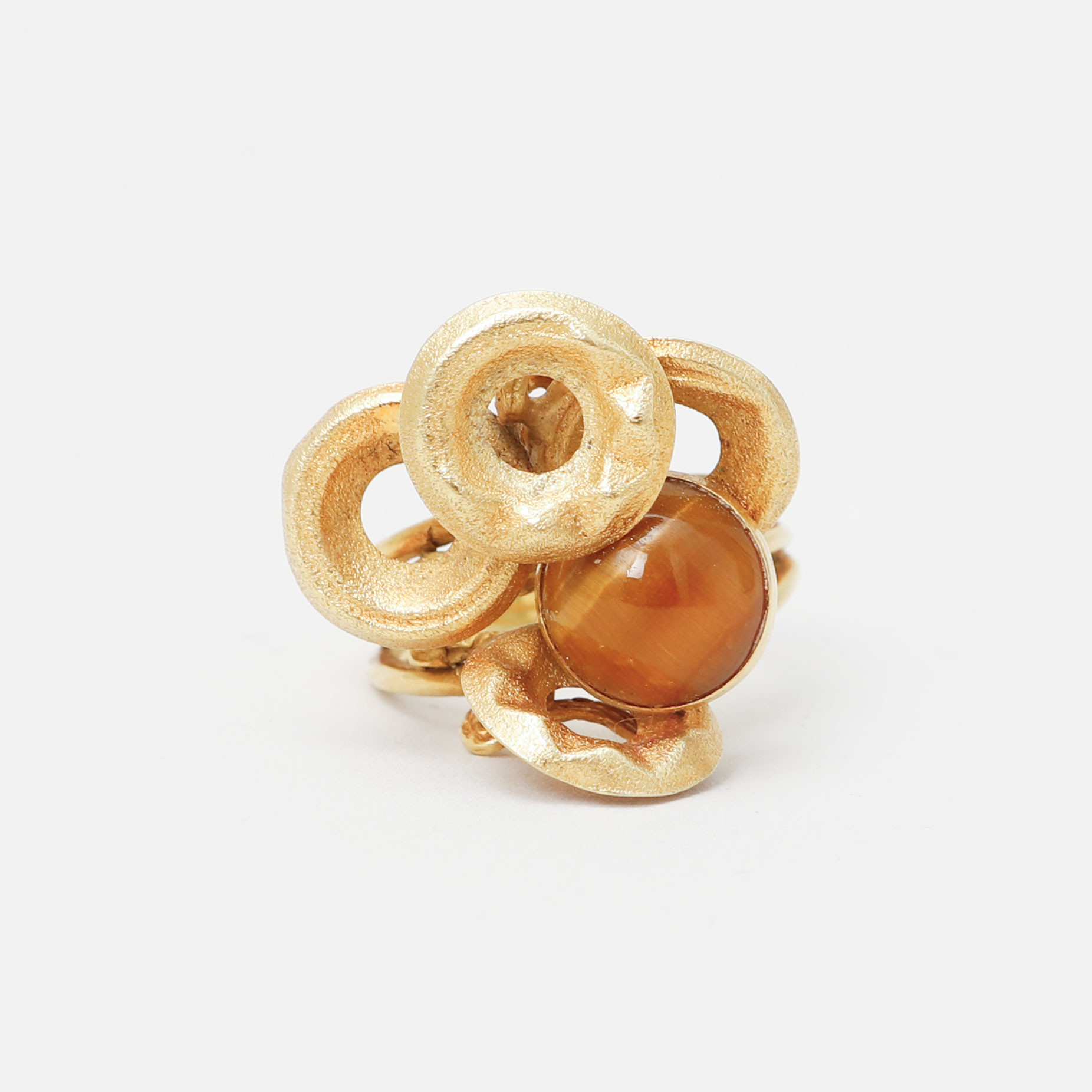 RING, 18k guld, cabochonslipad tigeröga, vikt ca 8,5 gram.
