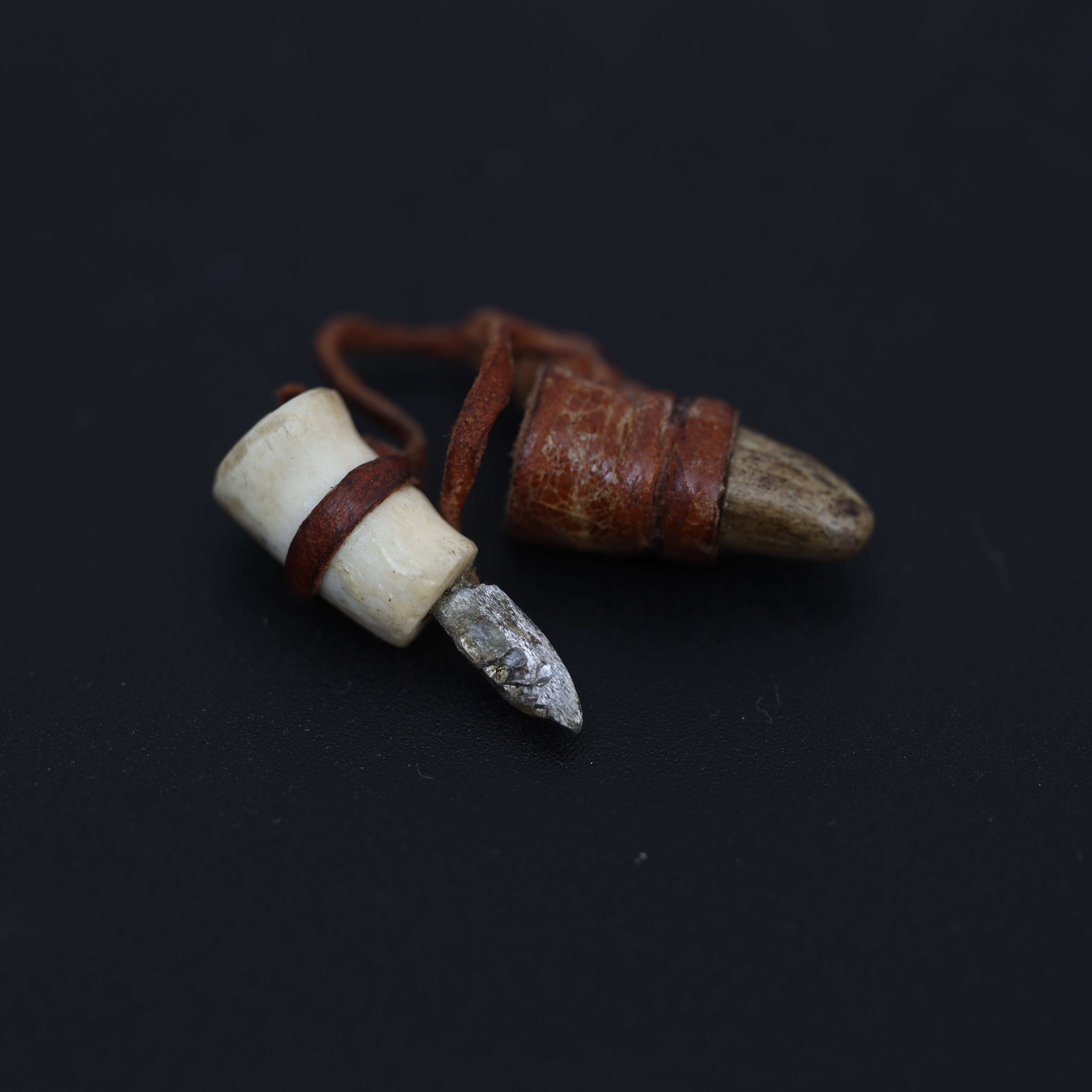 MINIATYRKNIV MED SLIDA, horn och läder, blad av stål.