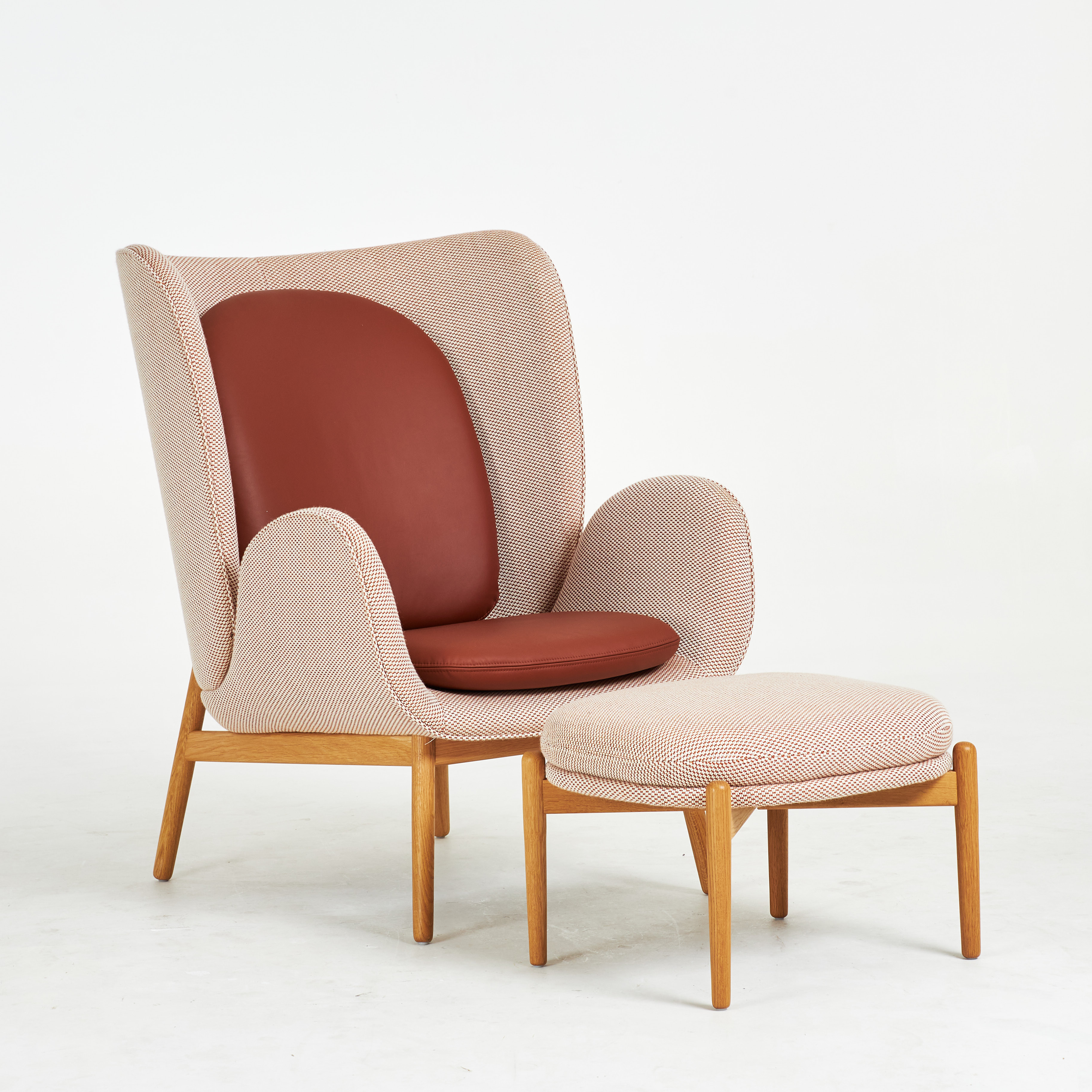 NORM ARCHITECTS. FÅTÖLJ MED FOTPALL, "Embrace", med läderplymåer, Fogia.