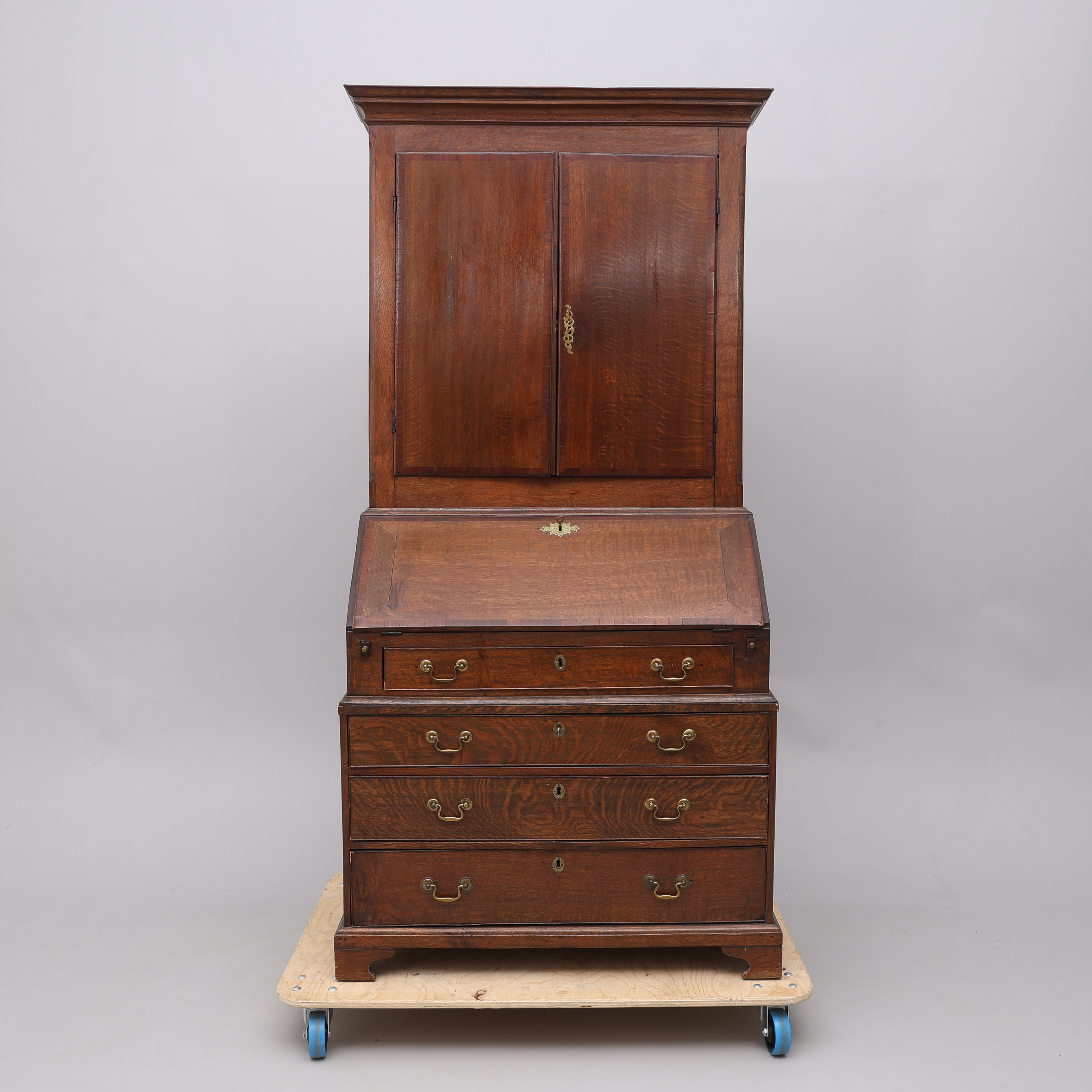 SKRIVSEKRETÄR MED SKÅPÖVERDEL, BETSAD EK & MAHOGNY, GEORGE III, STORBRITANNIEN, 17/1800-TAL.