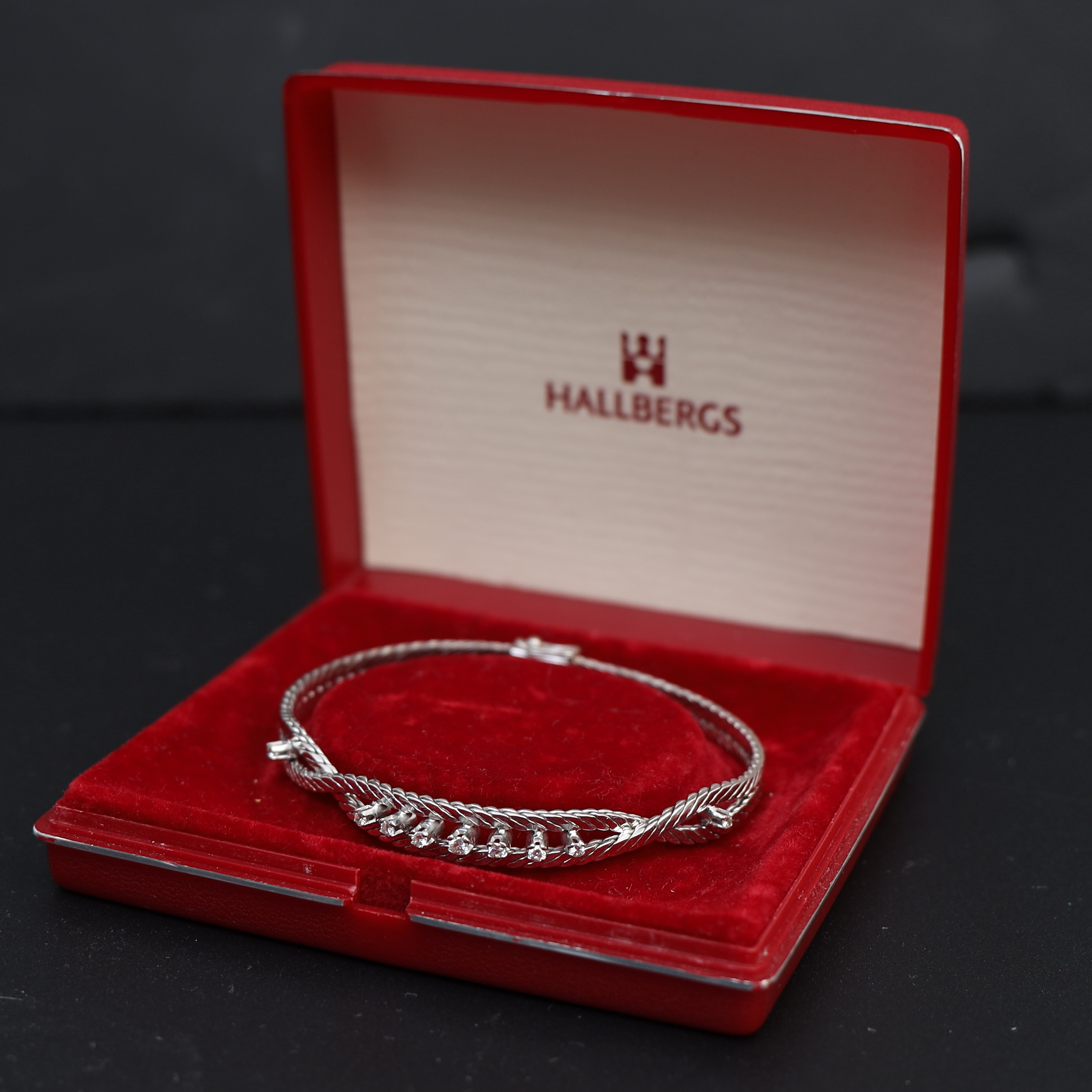 ARMBAND, 18k, vitguld med 9st infattade diamanter på totalt 0,34ct.