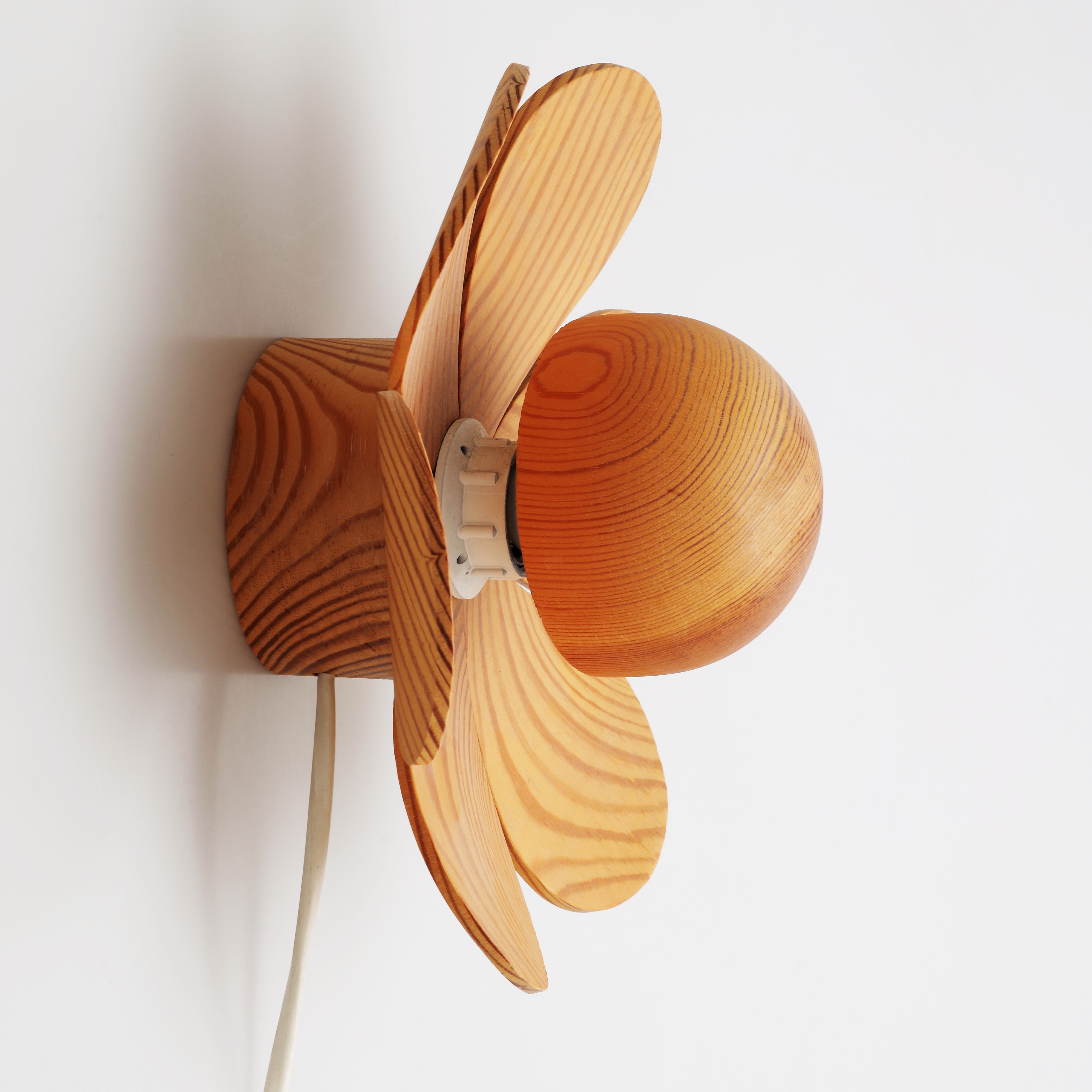 VÄGGLAMPA, i form av blomma, furu, 1970-tal.