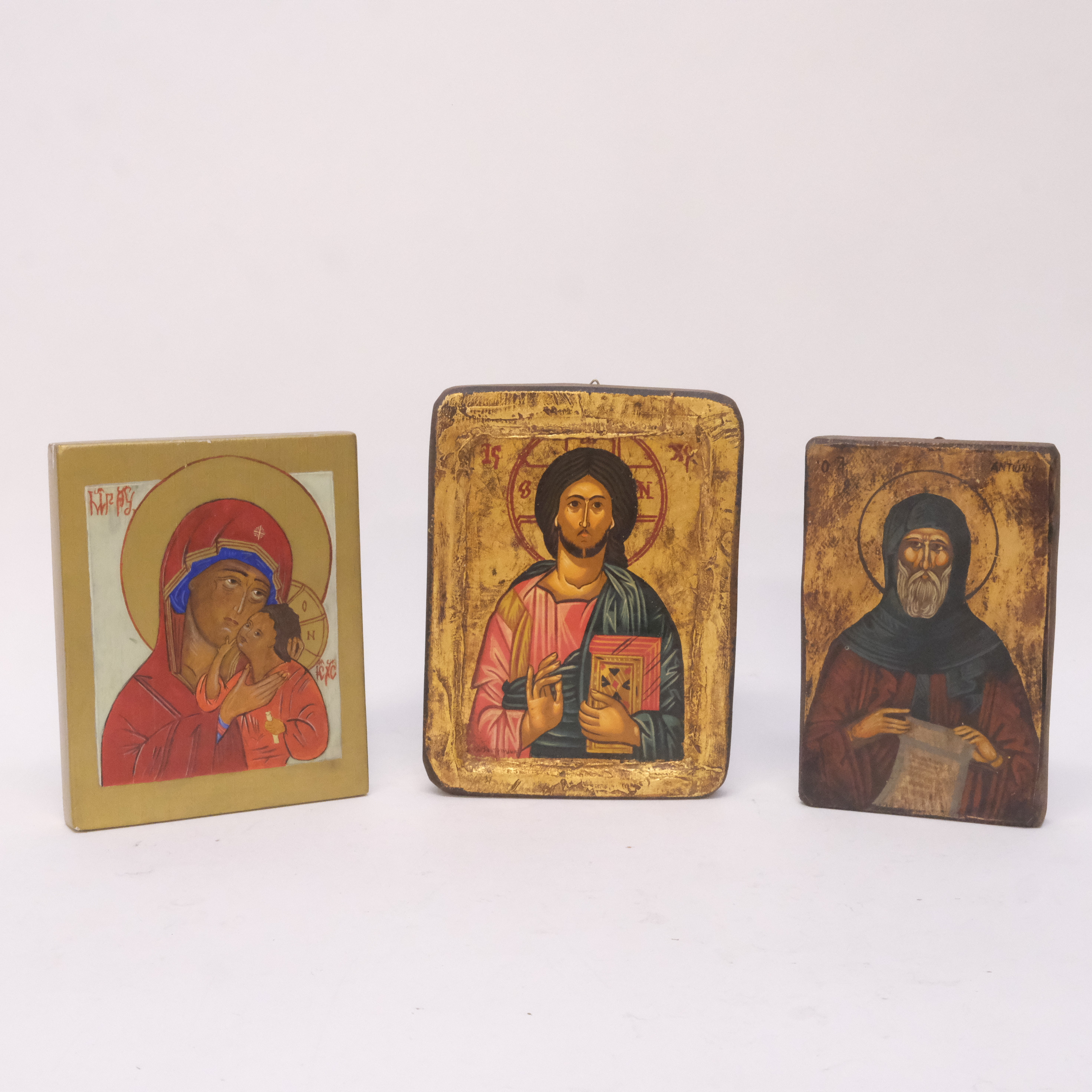 TRE TRÄ-IKONER AV SANKT ANTONIOS, JUNGFRU MARIA/JESUSBARNET OCH JESUS KRISTUS. 1900-TALETS ANDRA HÄLFT.