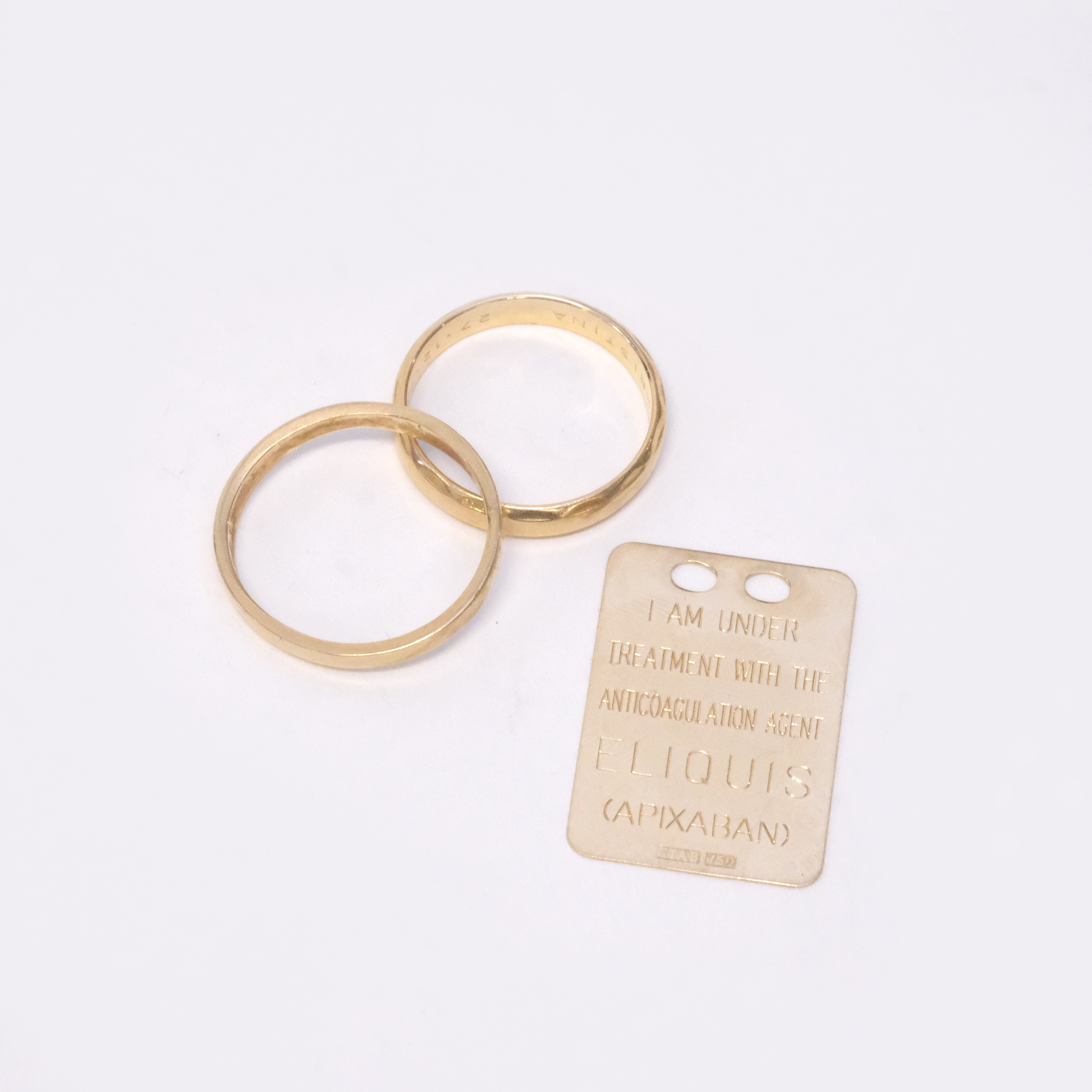 RINGAR, TVÅ STYCKEN SAMT HÄNGE, 18K GULD.
