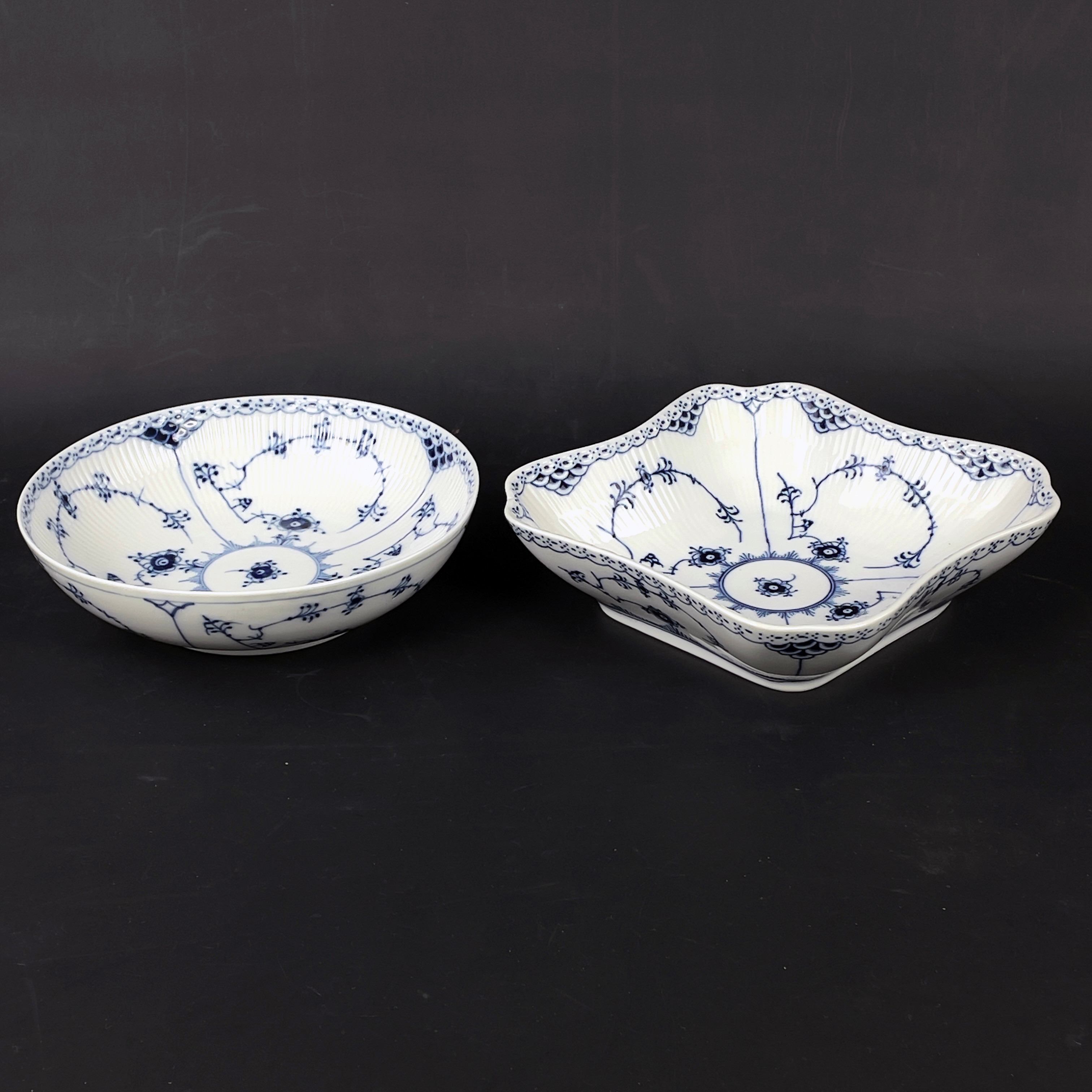 UPPLÄGGNINGSSKÅLAR, "Musselmalet", 2 st, nr 513, 708, halvblond, Royal Copenhagen, Danmark.