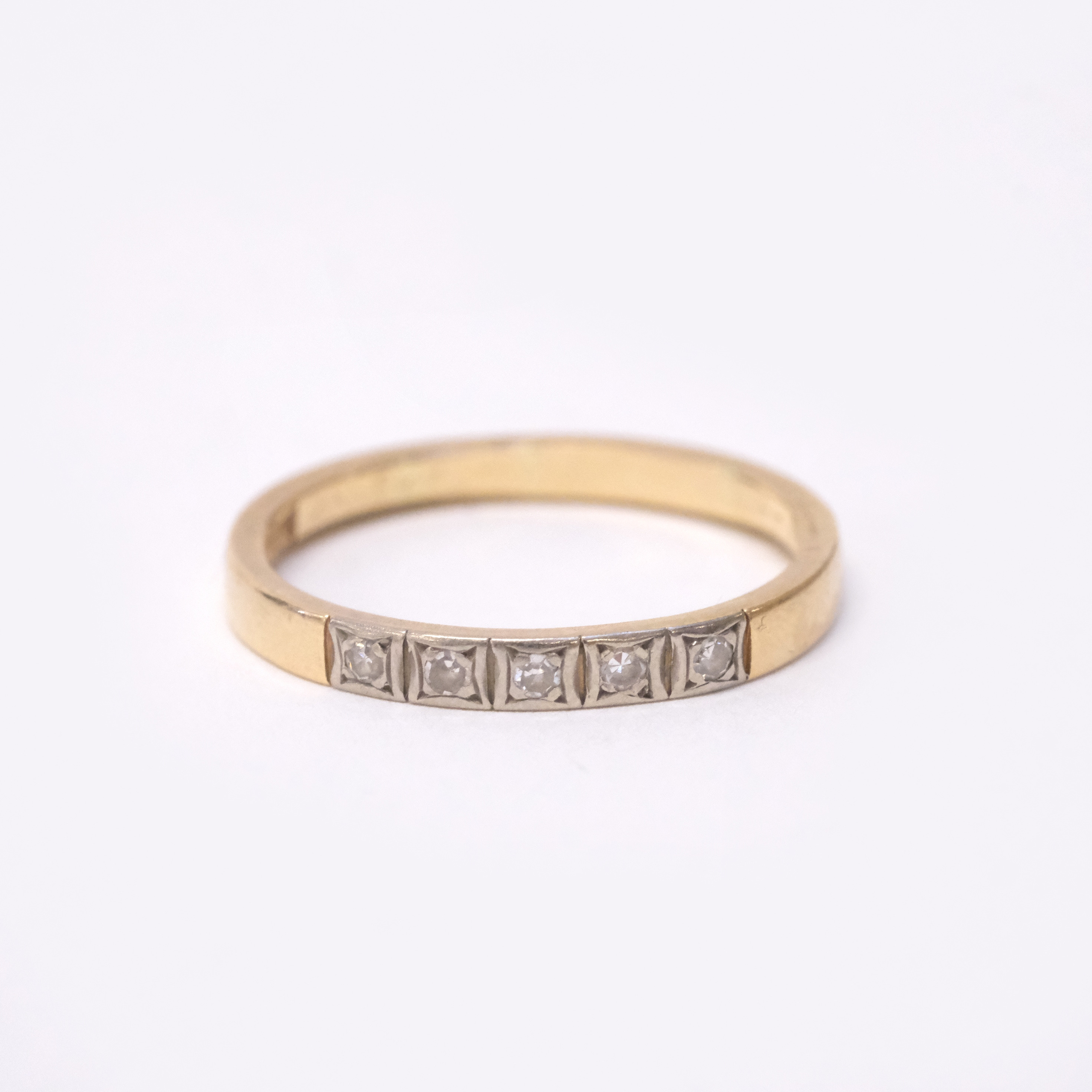 ALLIANSRING MED DIAMANTER.