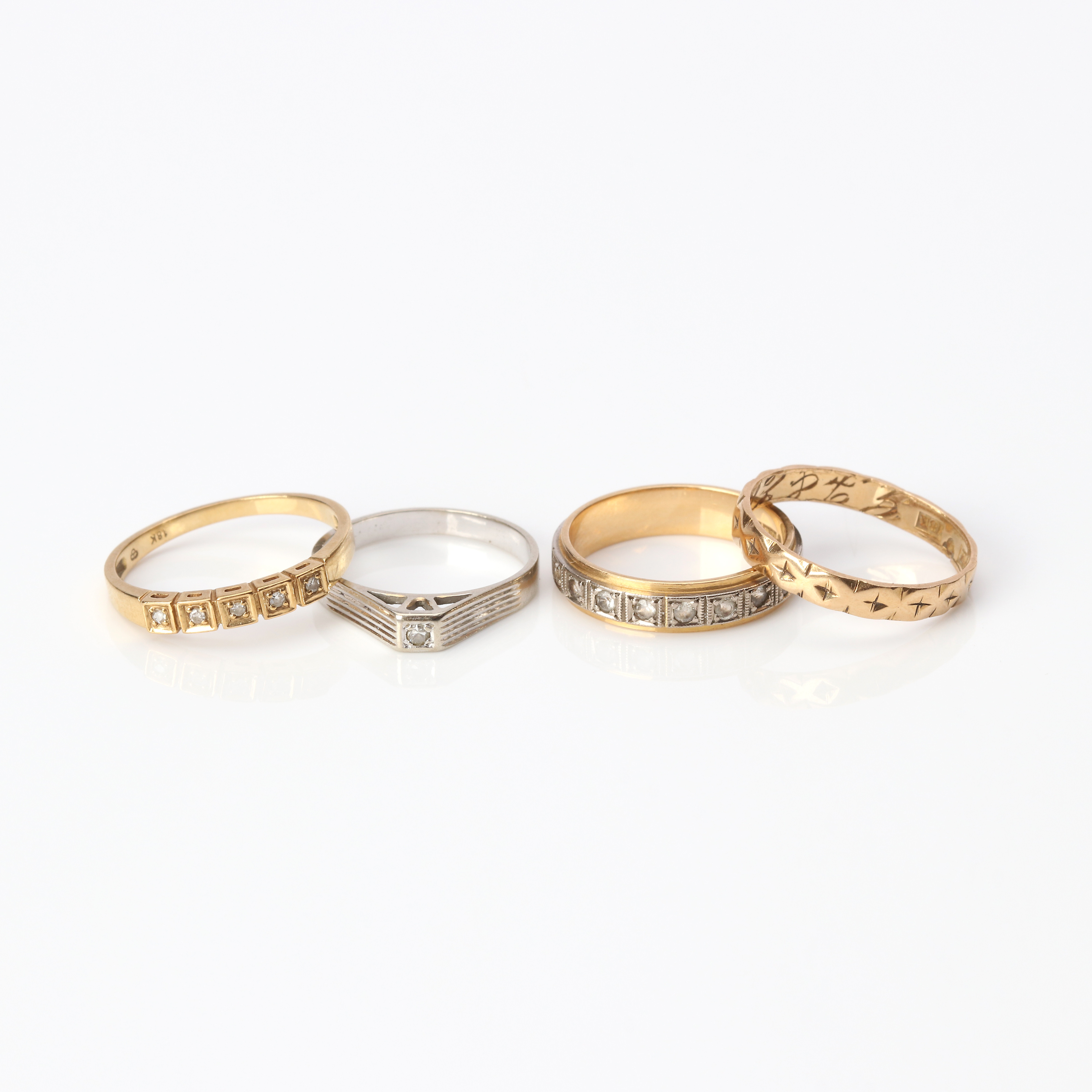 RINGAR, FYRA ST. 18k röd- och vitguld med 8/8-slipade diamanter och färglösa stenar, totalvikt ca 8,9 gram.