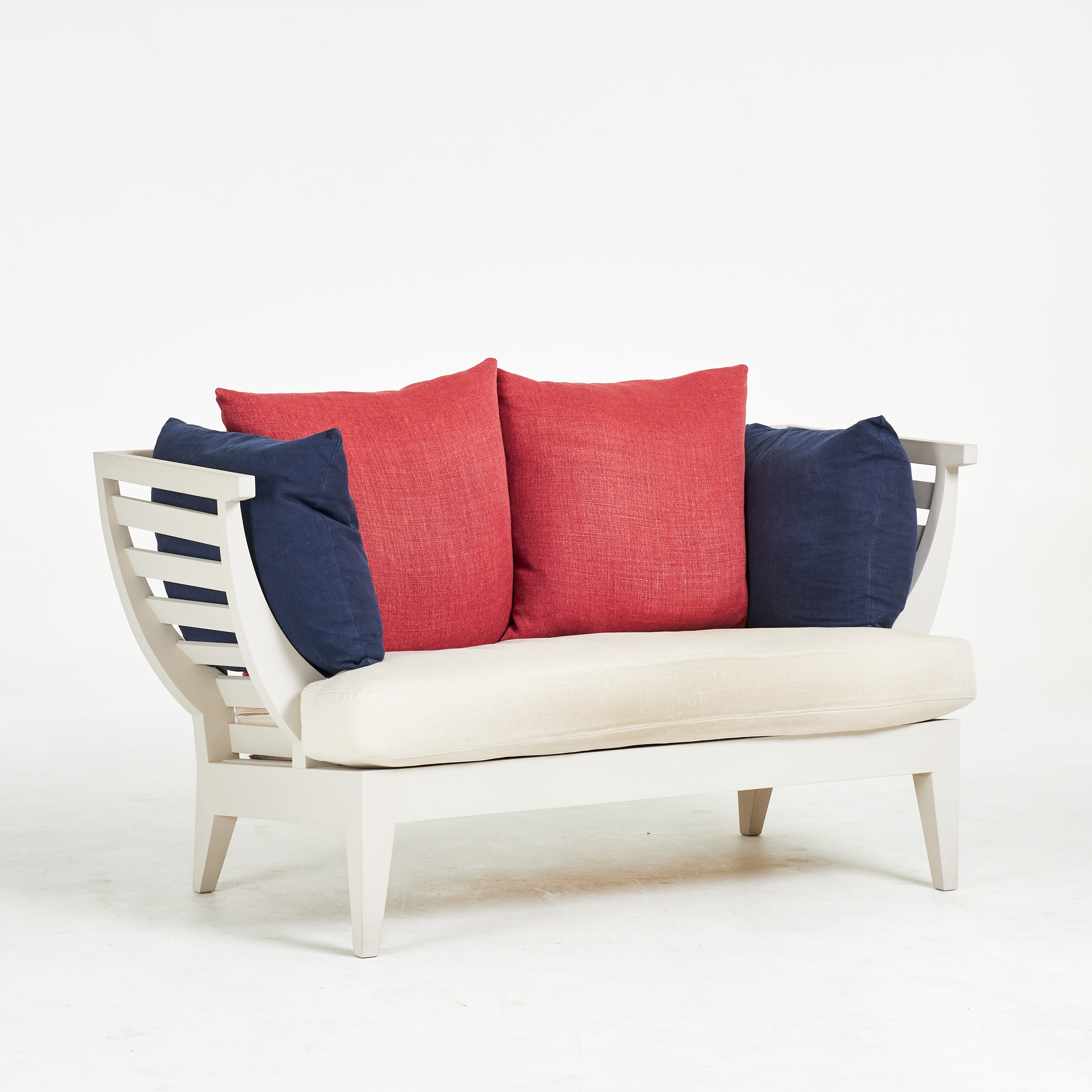 NIRVAN RICHTER. Soffa, Träsoffa, Norrgavel, 2-sits, bemålad stomme i grått, linneklädsel.