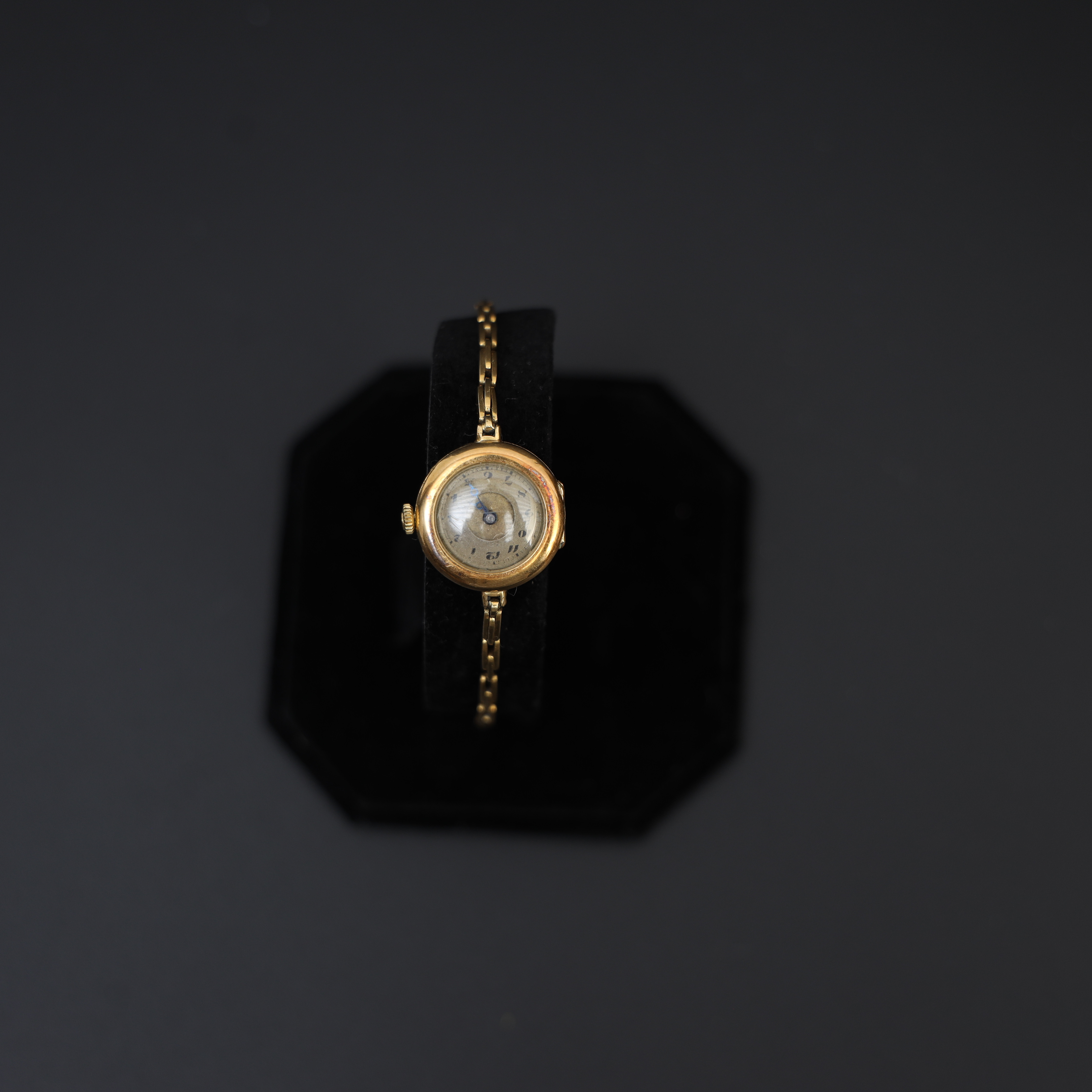 DAMARMBANDSUR, 18k guld med armband av 18k guld.