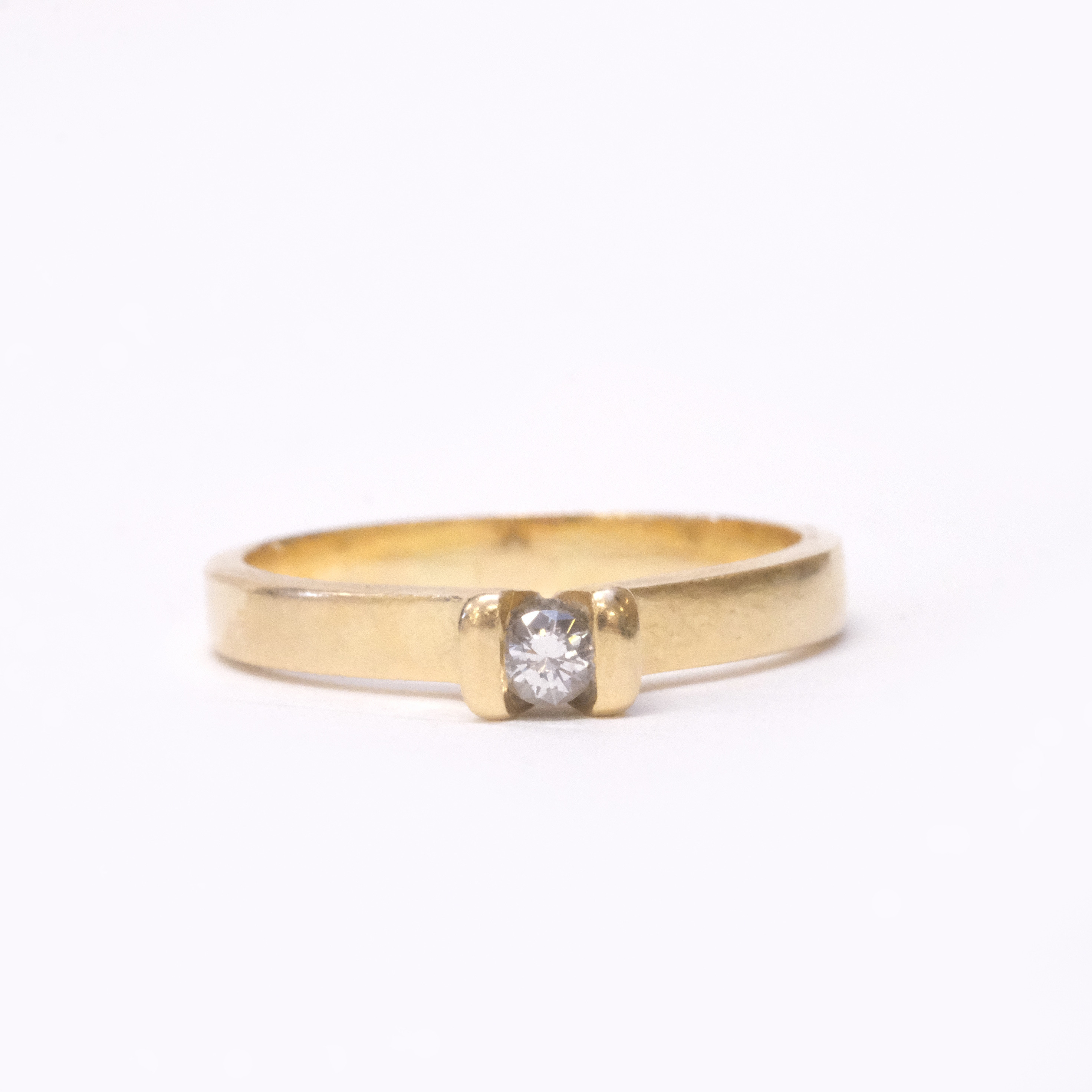 SOLITÄRRING MED DIAMANT.