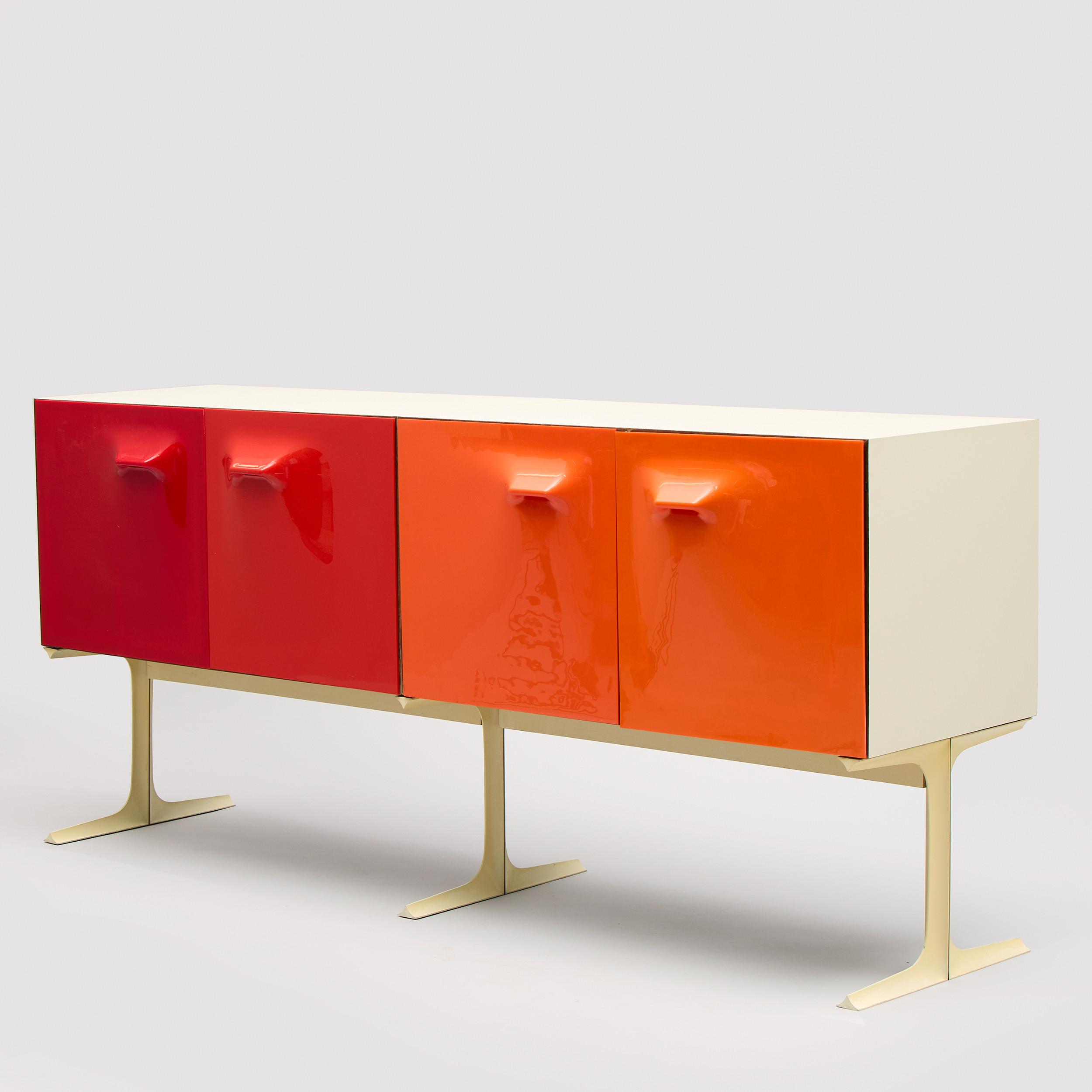 RAYMOND LOEWY. Sideboard, formgjuten plast, laminat och metall, Doubinsky Freres, Frankrike.