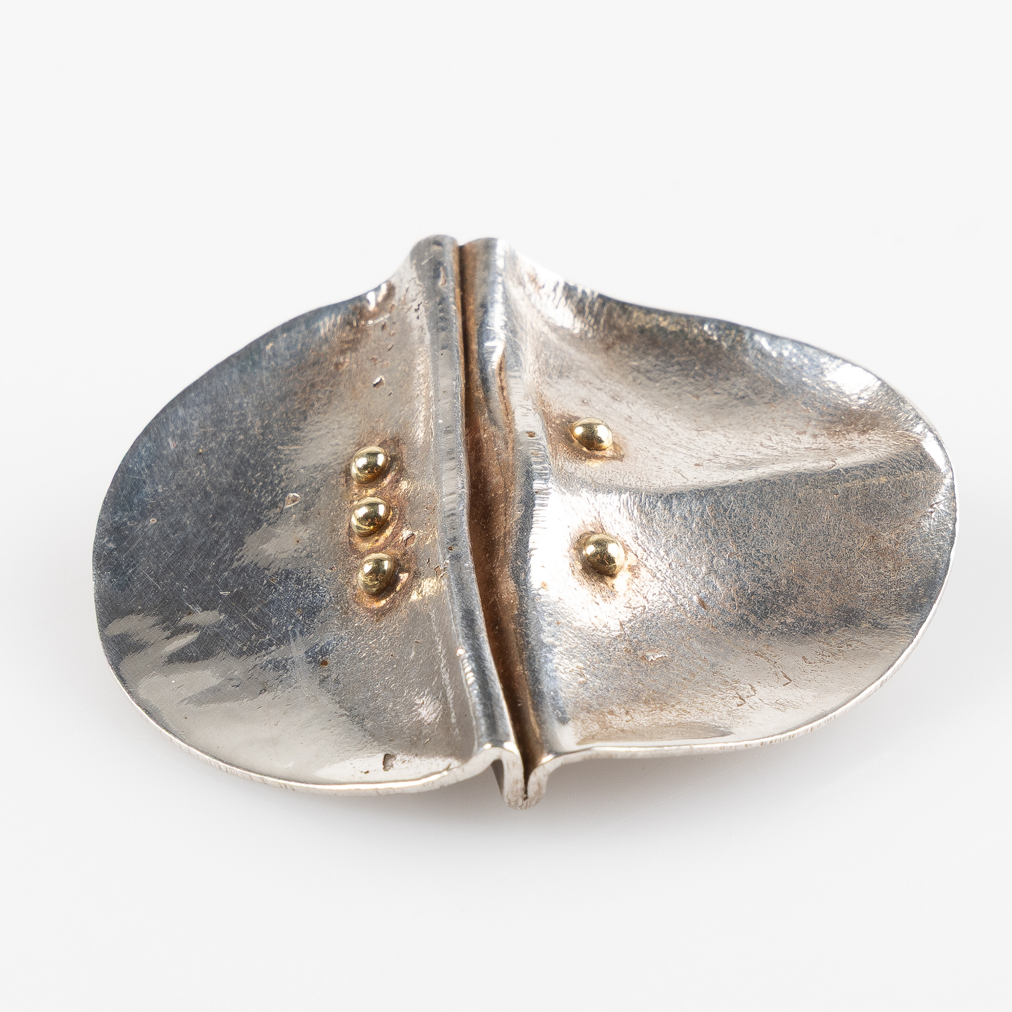 MAGNUS G:SON LIEDHOLM (F.1942). Brosch i silver och 18K guld.
