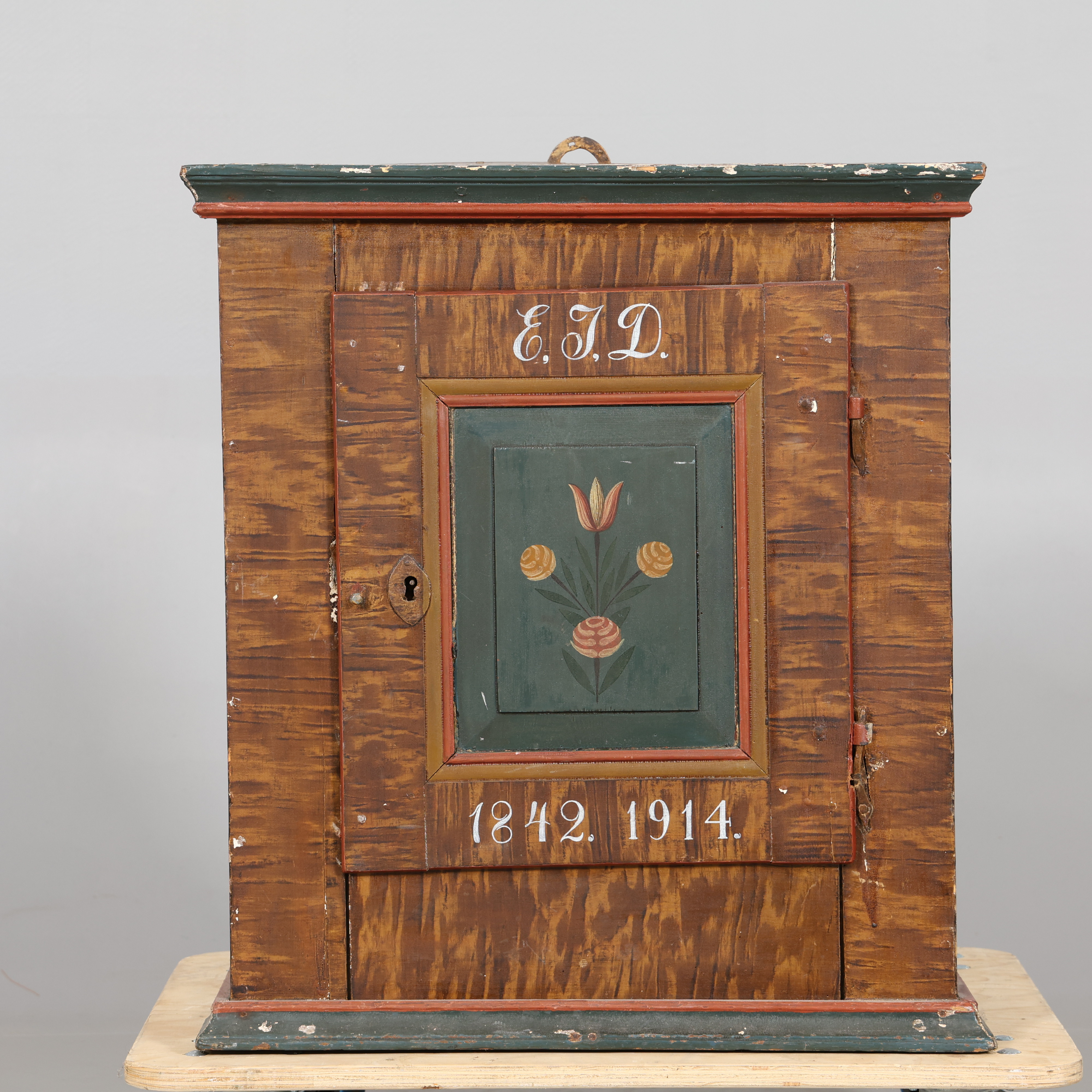 VÄGGSKÅP bemålat, daterat 1914.