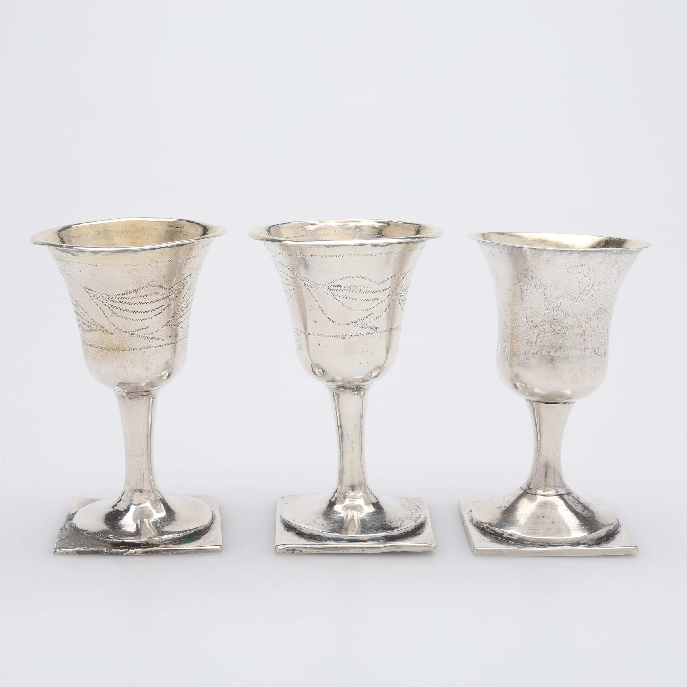 ANTIKA SUPKALKAR AV SILVER 2+1 ST, KALMAR, 1800-T FÖRSTA HÄLFT, totalt 70 g.
