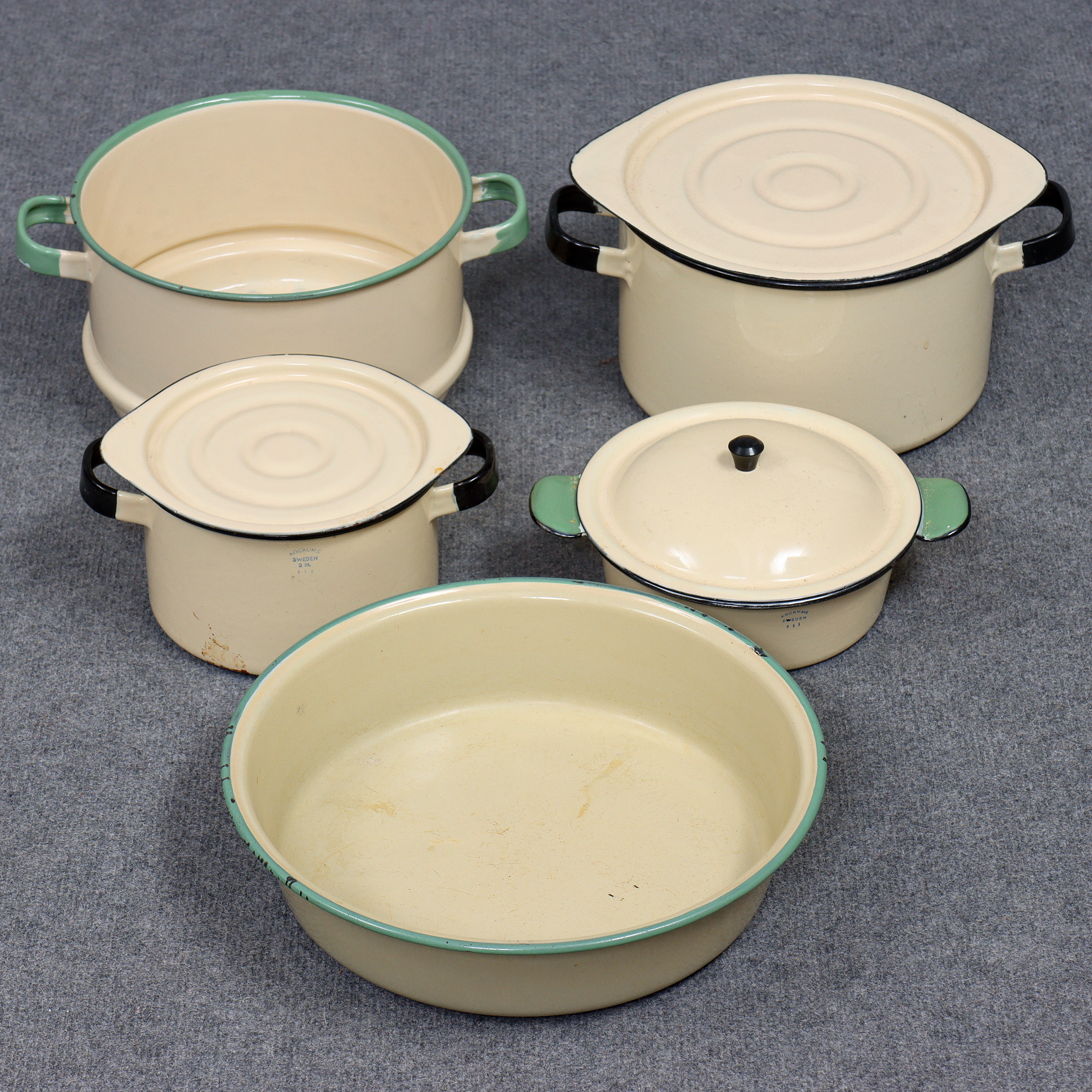 SAMLING KOCKUMS, EMALJERADE GRYTOR, DURKSLAG, M.M, 8 DELAR, SWEDEN, 1900-TAL.