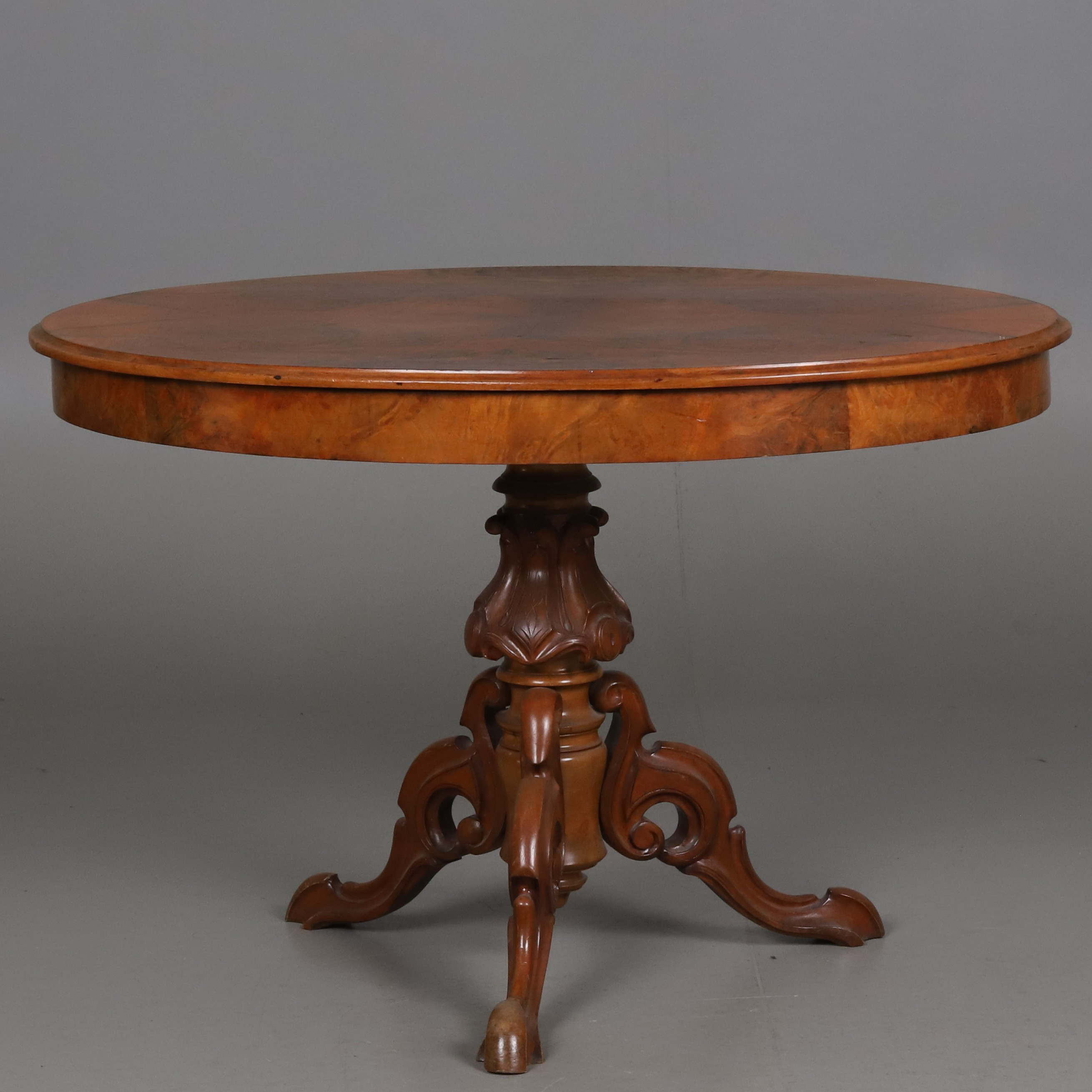PELARBORD. Oval form, rotfaner med skuren dekor, 1900-talets tidigare del.