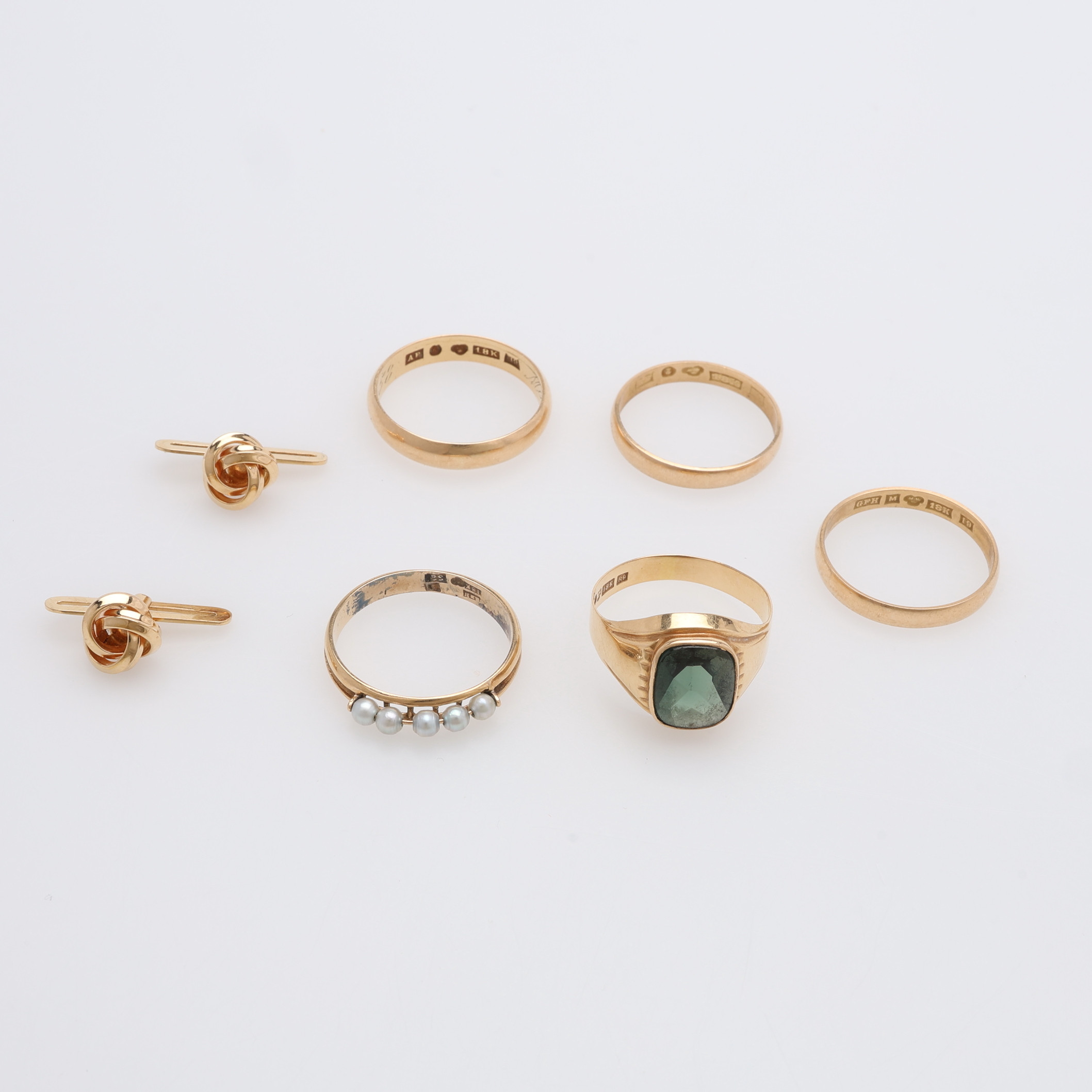 RINGAR, FEM STYCKEN SAMT SKJORTKNAPPAR, 18K GULD, TOTAL VIKT CA 18,9 GRAM.