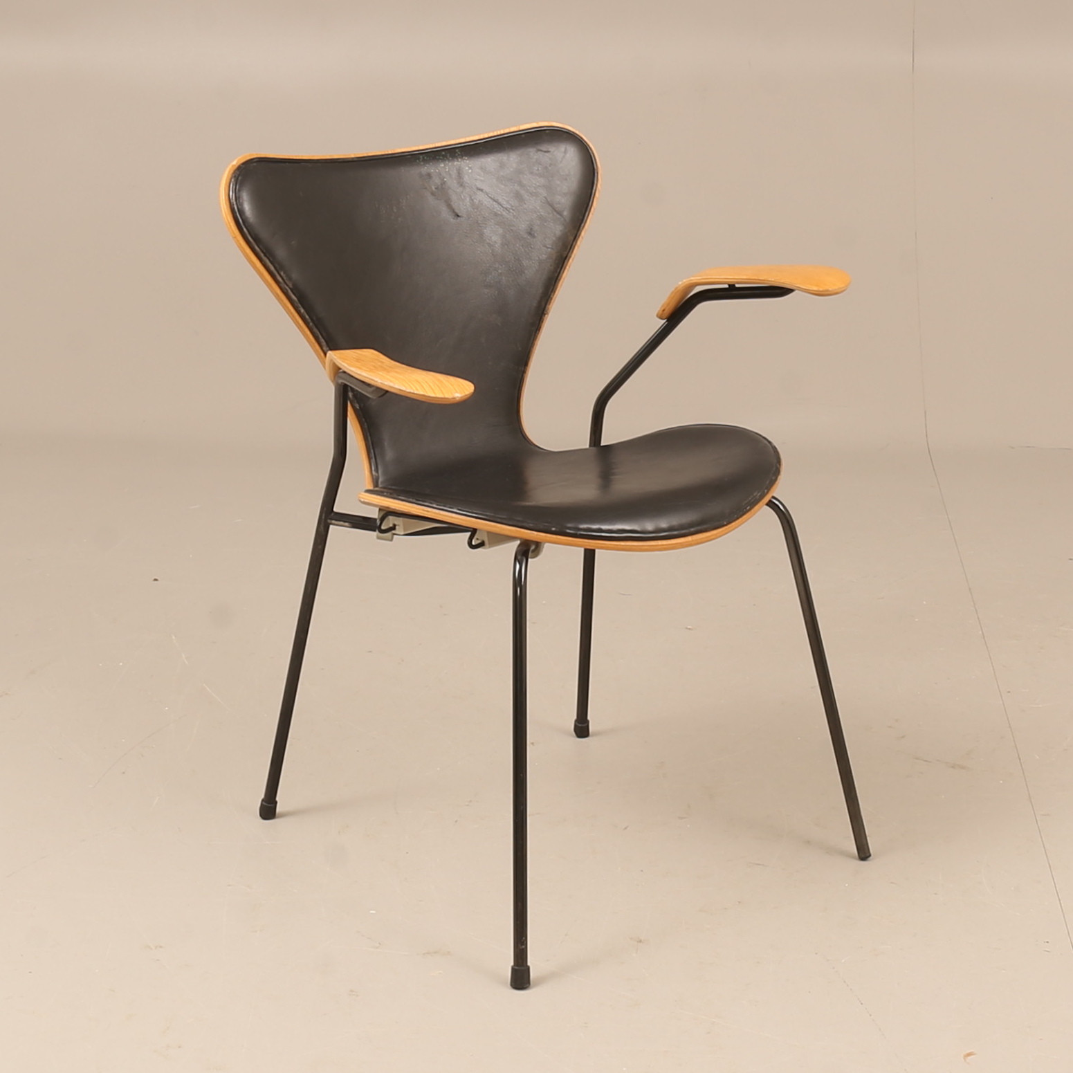 KARMSTOL, trä och skinn, Fritz Hansen, sjuan.