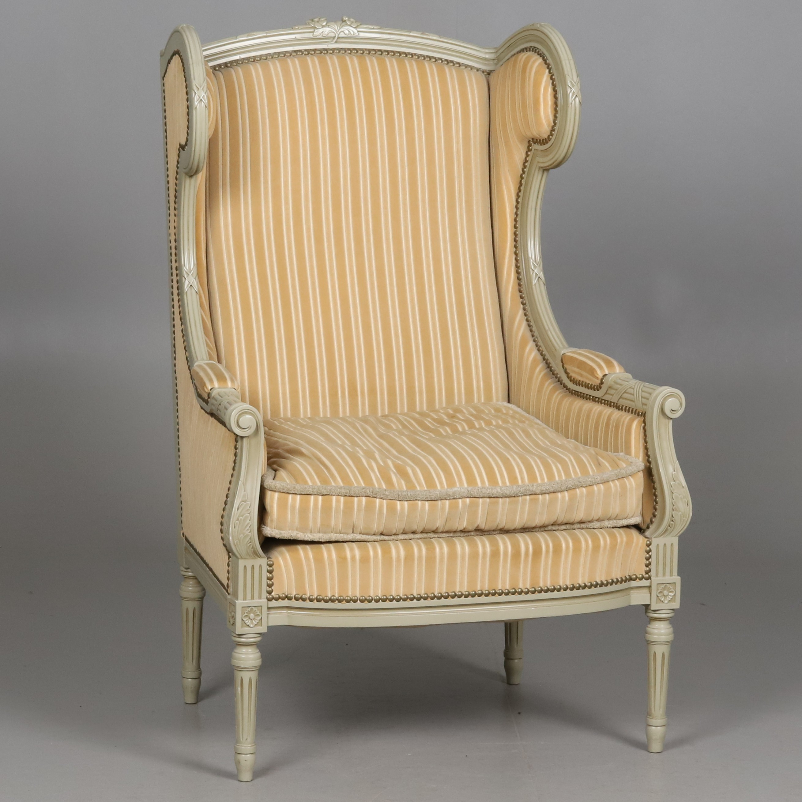 BERGERÉ, Skuren stomme i trä med tygklädd sits och rygg, Louis XVI-stil, 1900-tal.