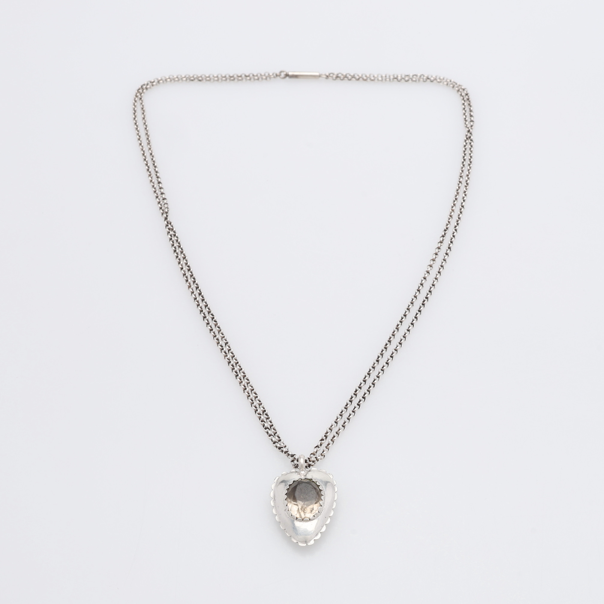 HANS JACOB VOGT (1795-1823) COLLIER MED HÄNGE, silver och glasfluss, ärtlänk med bajonettlås ostämplat.