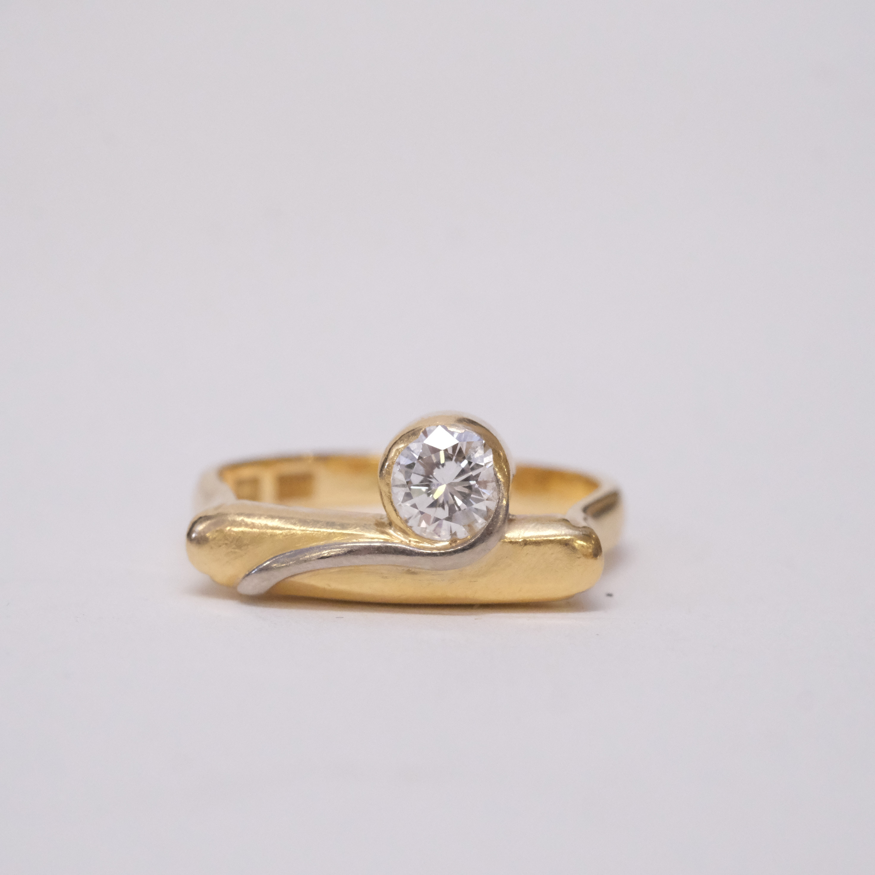 SOLITÄRRING MED DIAMANT, CRONSIÖ.
