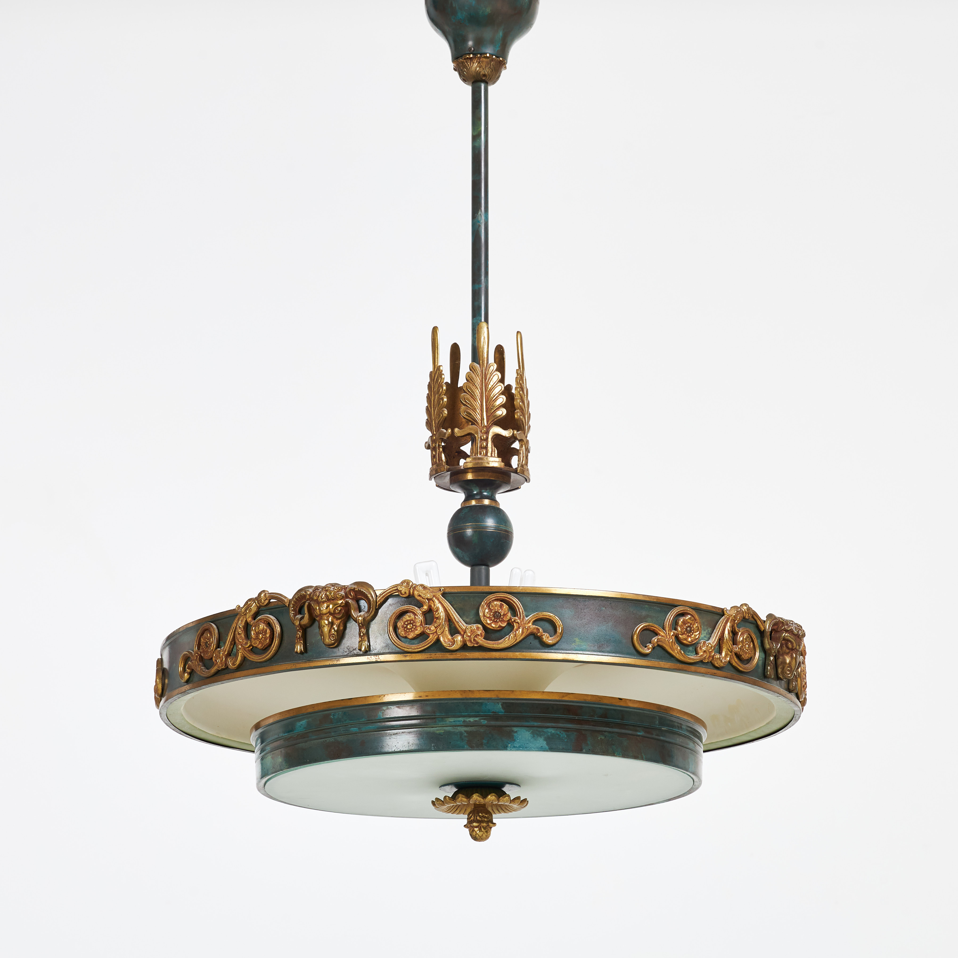 EINAR BÄCKSTRÖM, TAKLAMPA. 1900-talets mitt, modell 4825, stomme i grönpatinerad metall, sju ljuspunkter varav tre uplight.