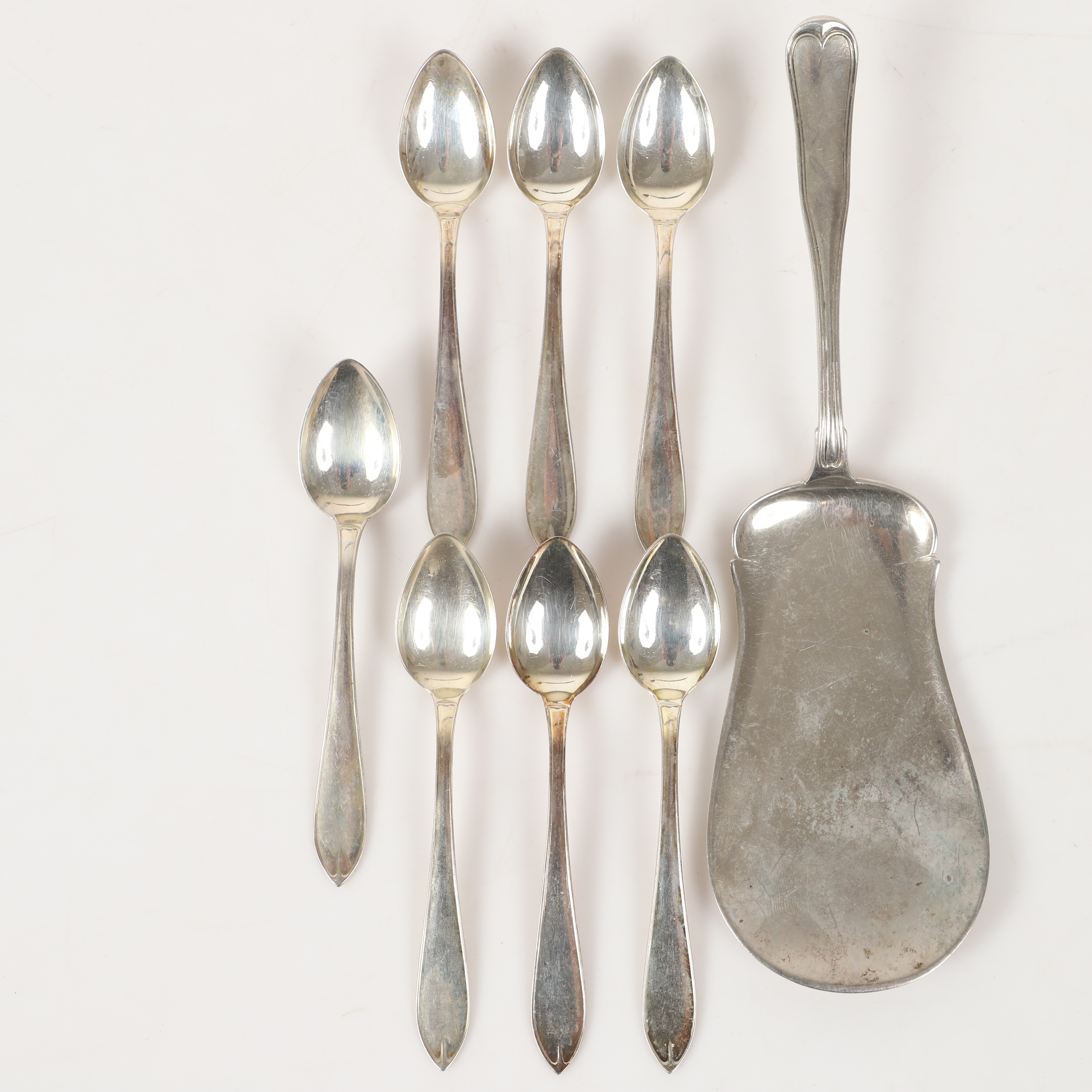 KAFFESKEDAR OCH TÅRTSPADE, 8 stycken, "Svensk Spetsig/Fransk modell", silver, Bl. a. F. Dahl, Danmark.