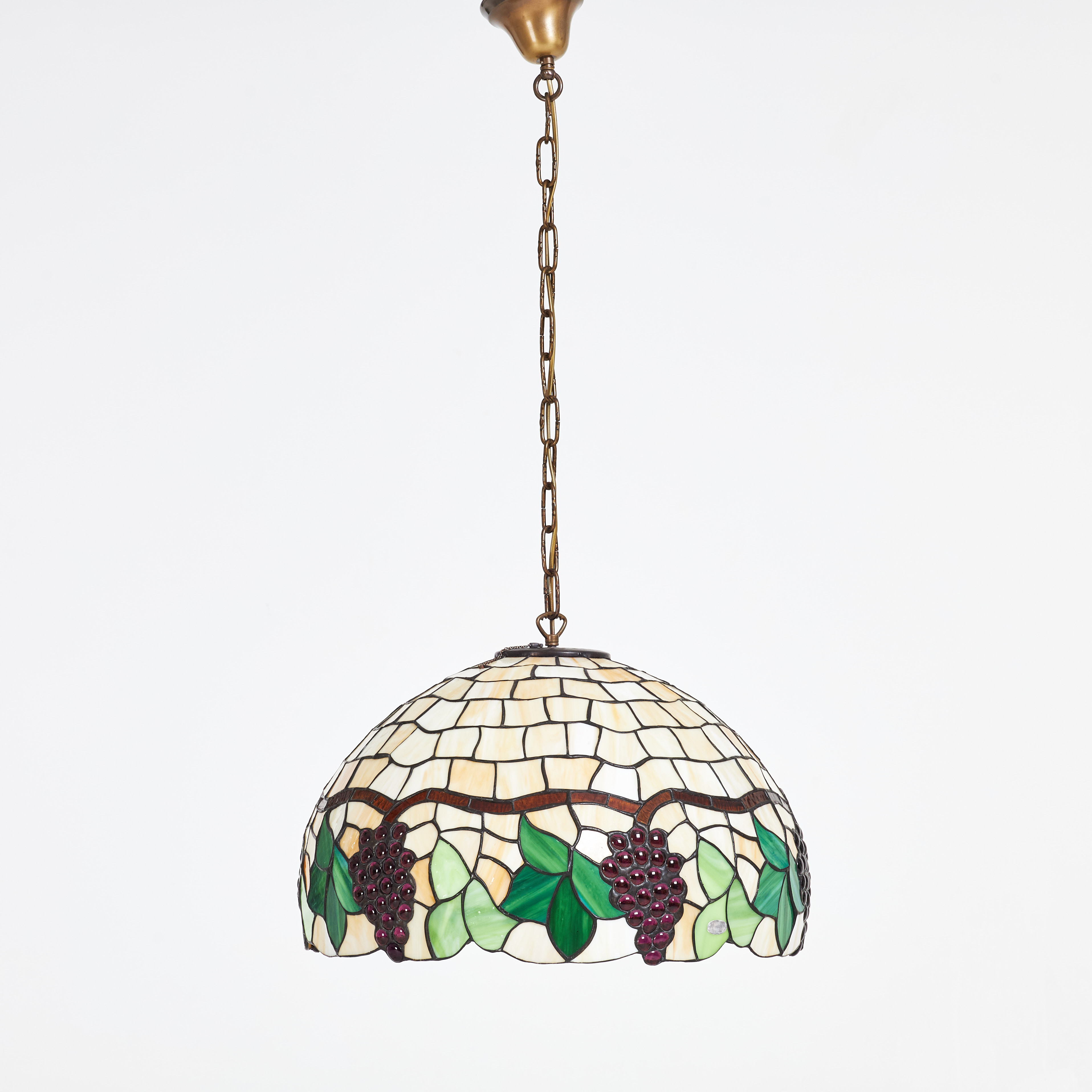 TAKLAMPA. Tiffany-stil, blyinfattat glas, 1900-talets första hälft.