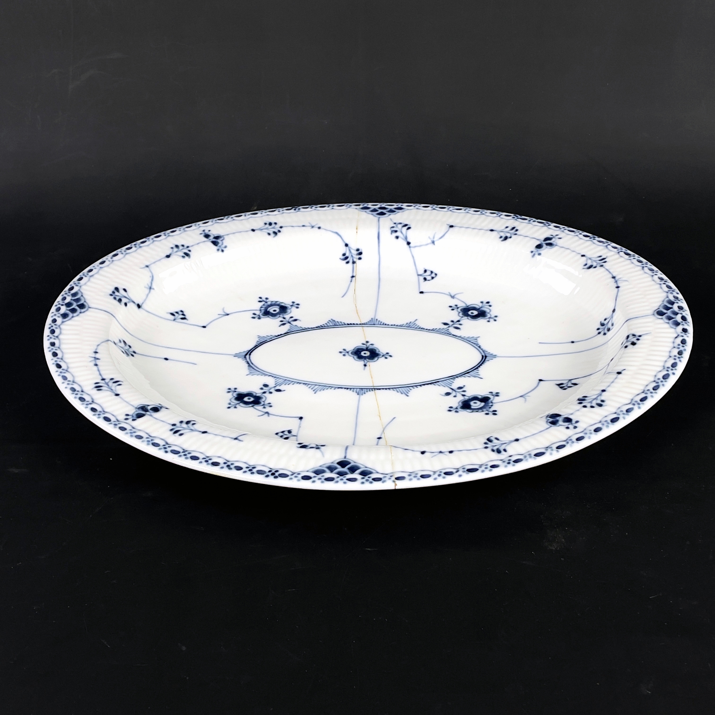 UPPLÄGGNINGSFAT, "Musselmalet", nr 534, Royal Copenhagen, Danmark. Lagning med klamrar.