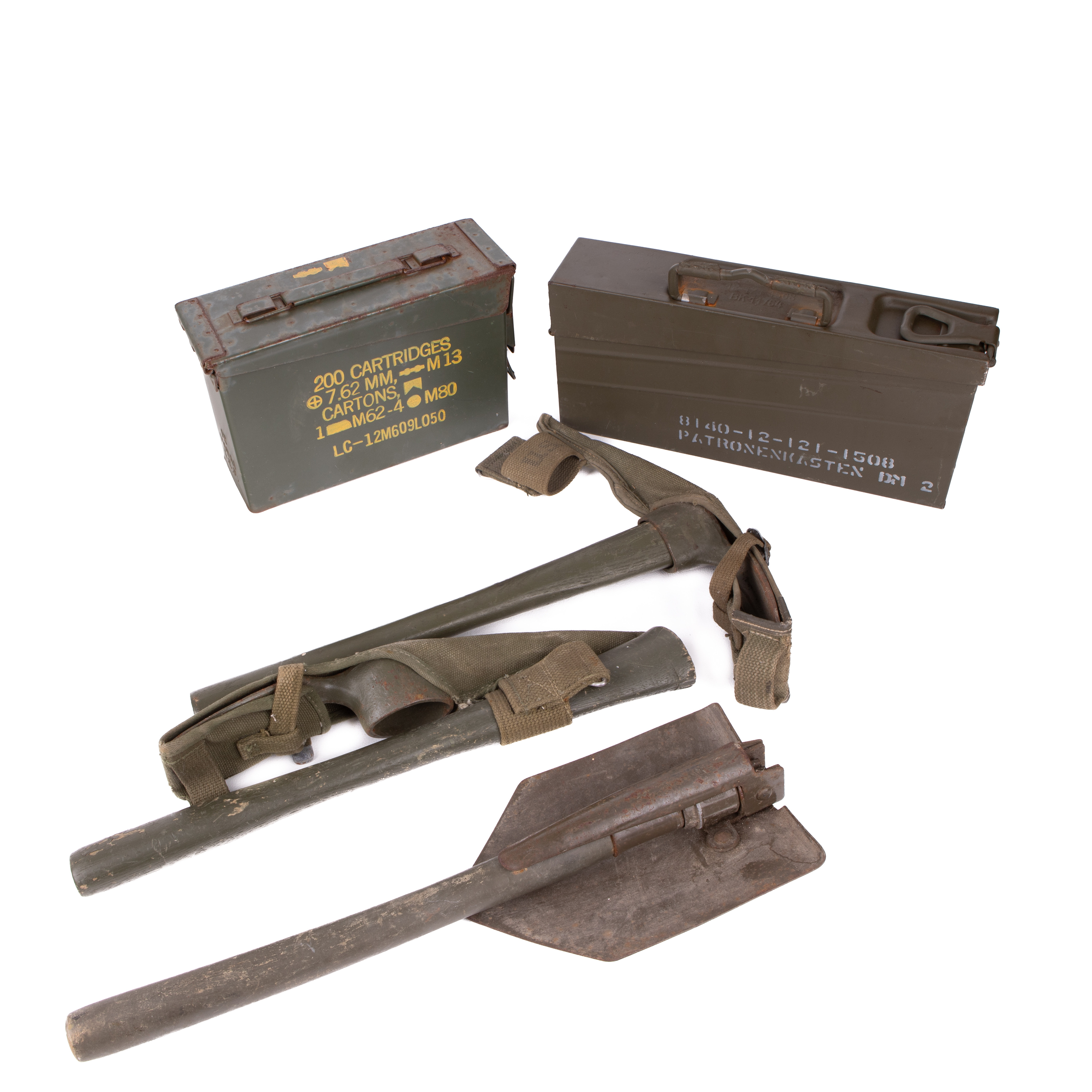 MILITARIA, ammunitionslådor, spadar/hackor, USA, 1900-tal.