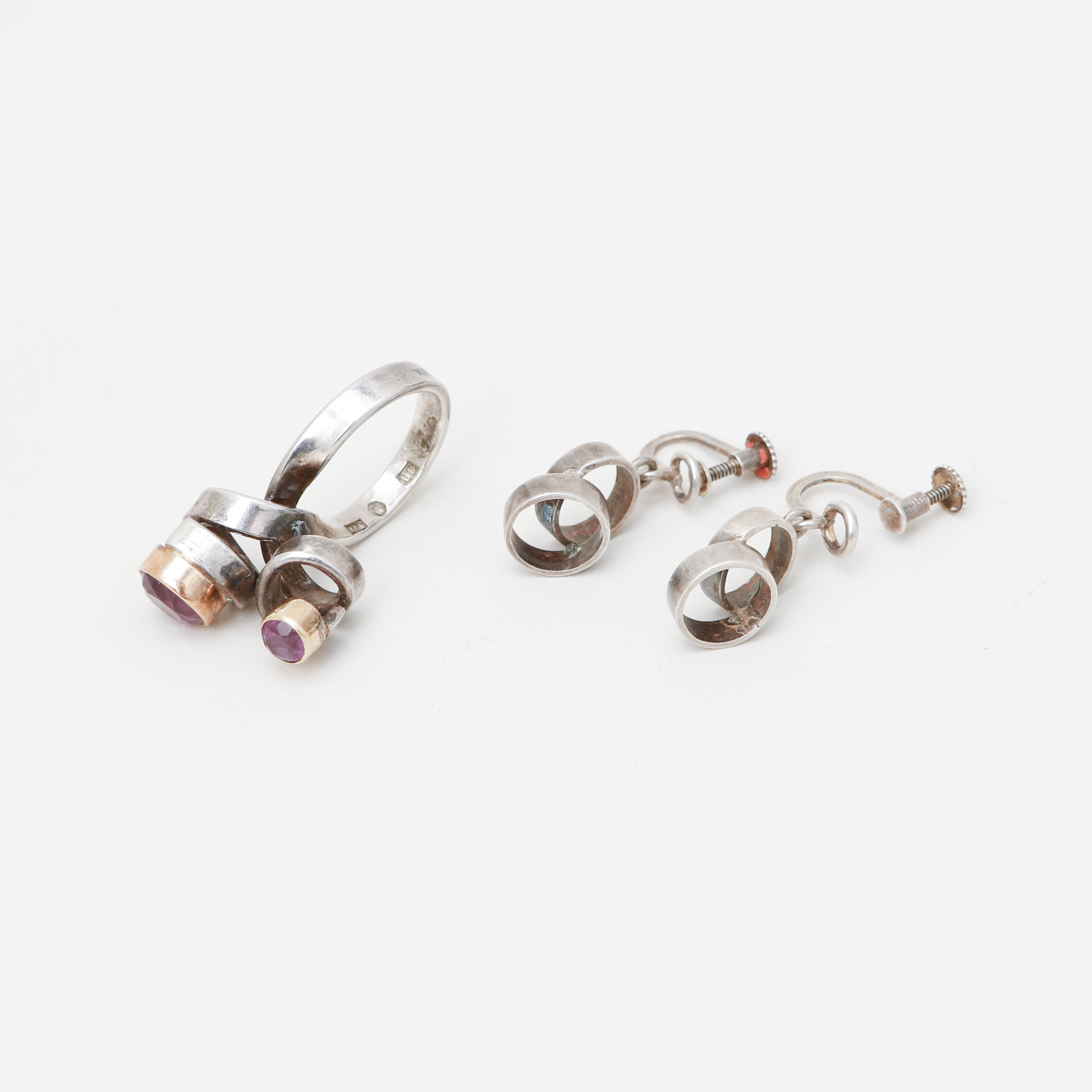 CECILIA JOHANSSON. Ring och örhängen, ett par, silver, ametister, Göteborg, 1970.