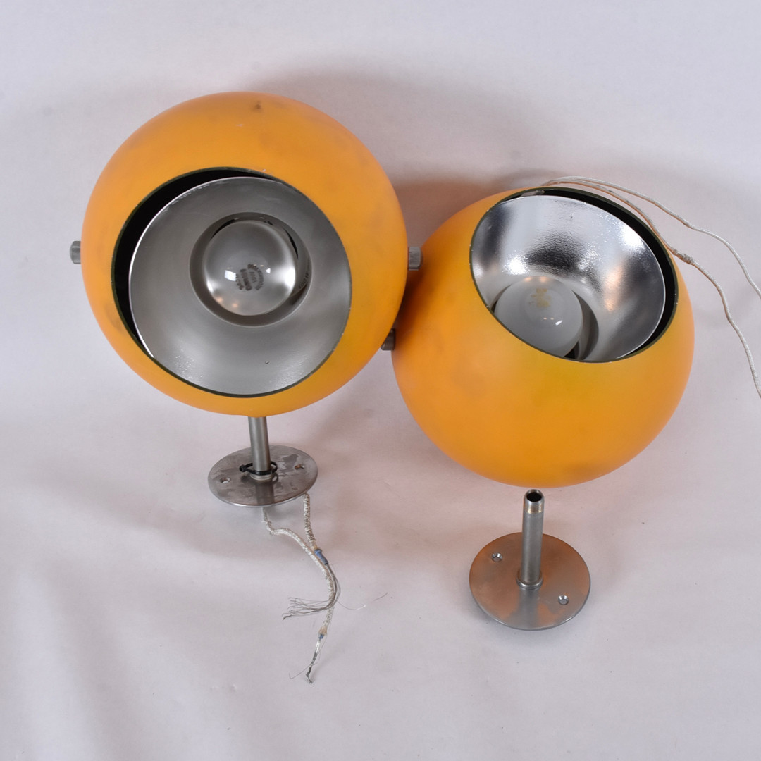 EJNER GRAAE & HENNING HELGER. Vägglampor, ett par, runda lackerad metall, Alux-Globespot, Louis Poulsen, Danmark, 1960-tal.