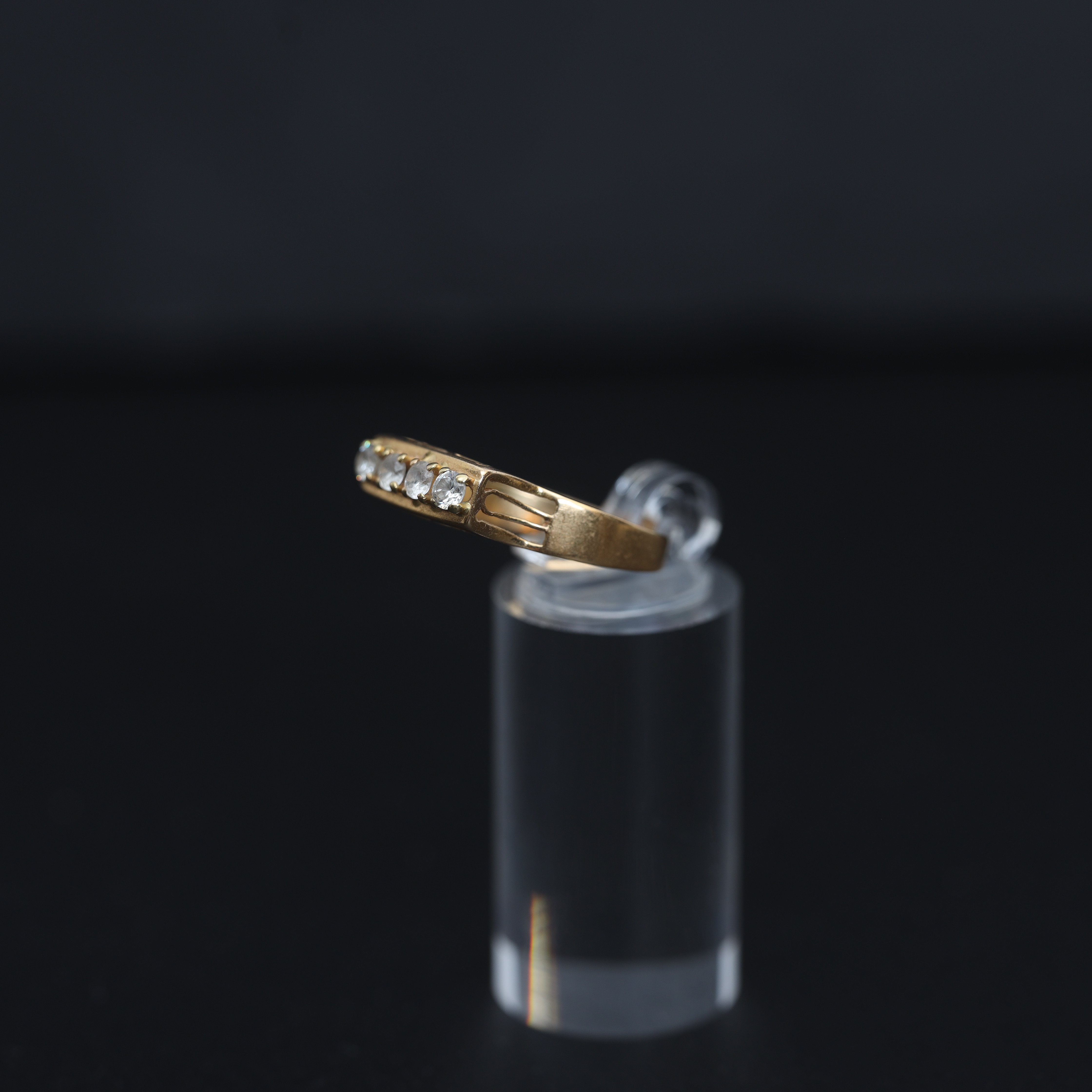 RING, 18k, guld, med infattade klara dekorer.
