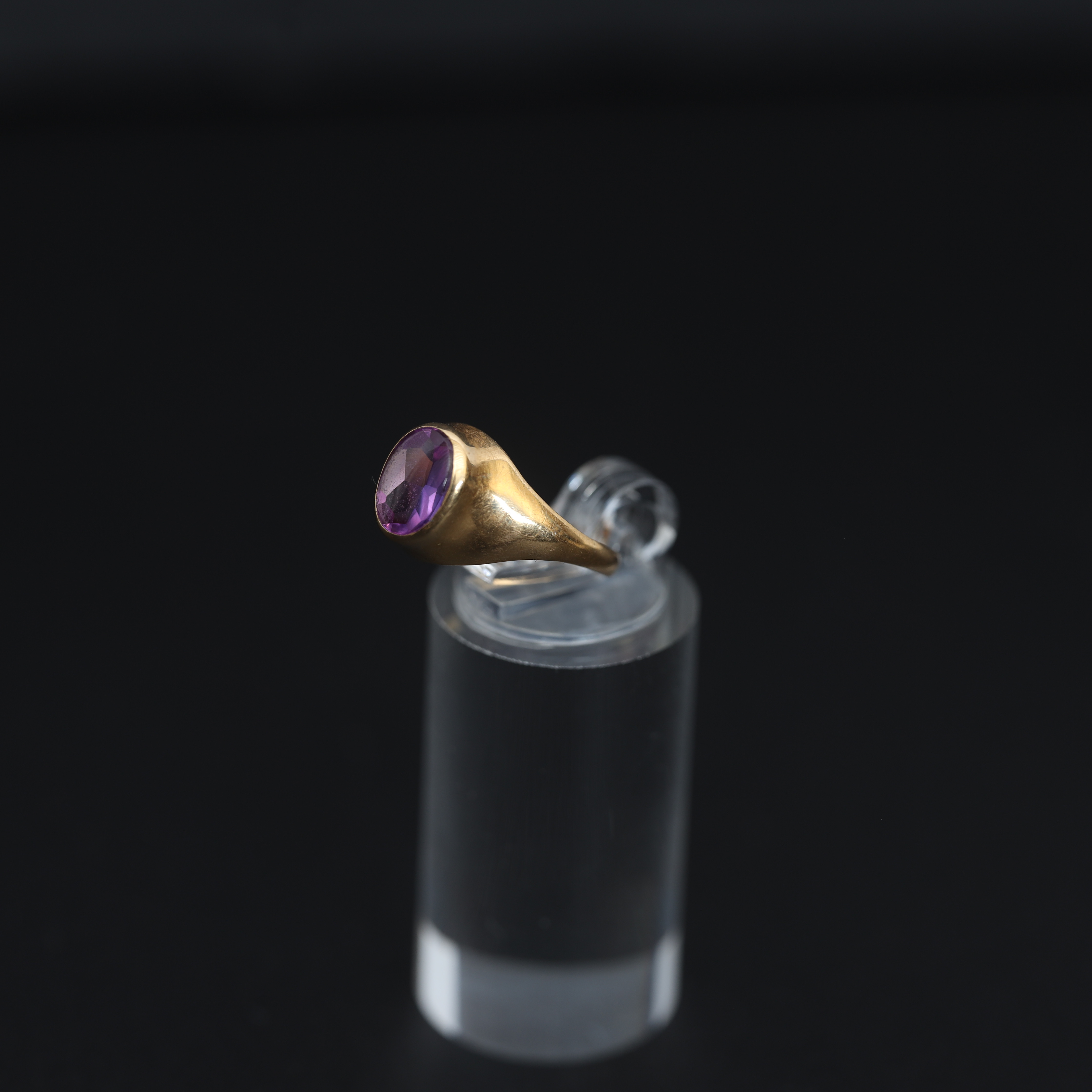 RING, 18k, guld, med infattad lila dekor.