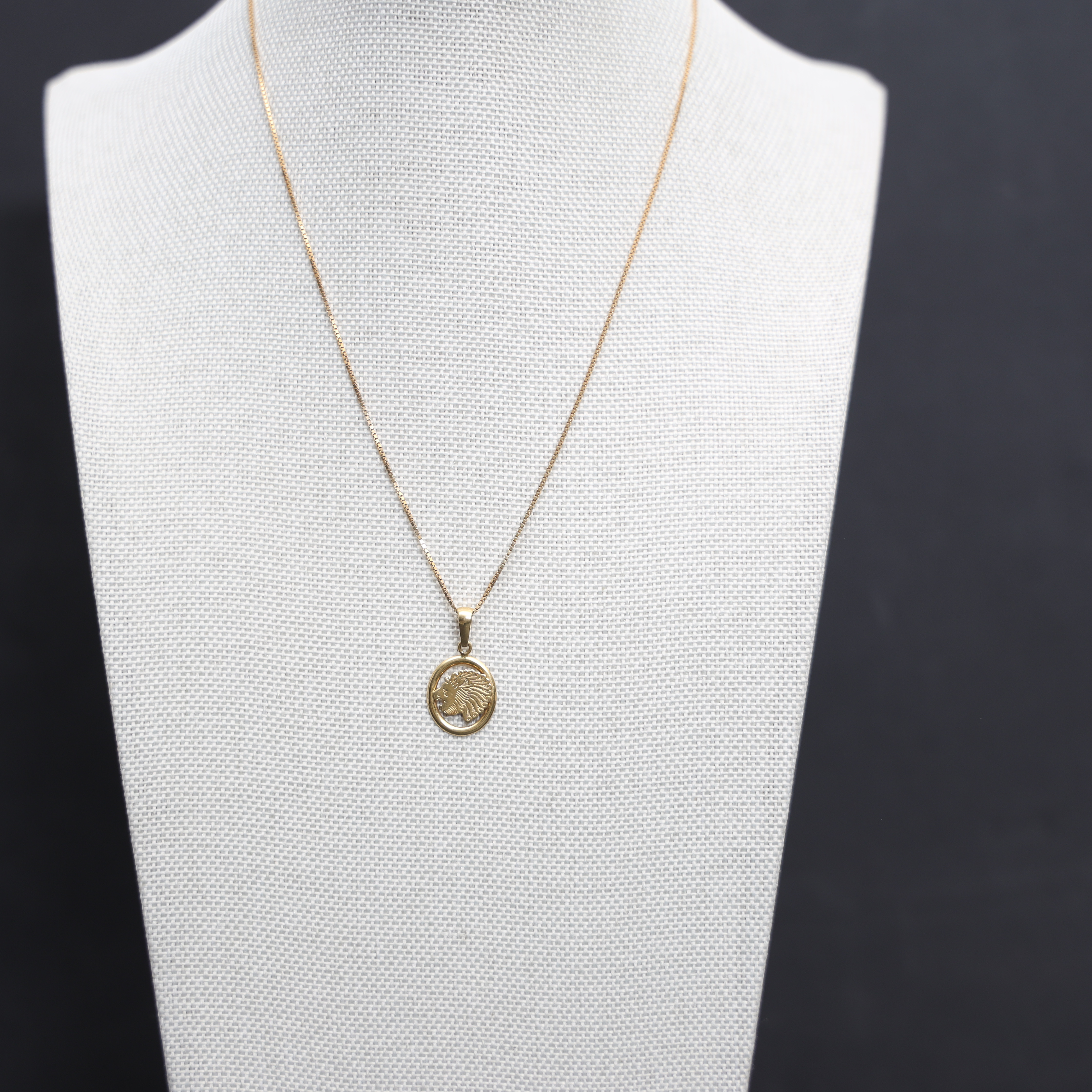 HALSBAND MED HÄNGE, 18k, guld.