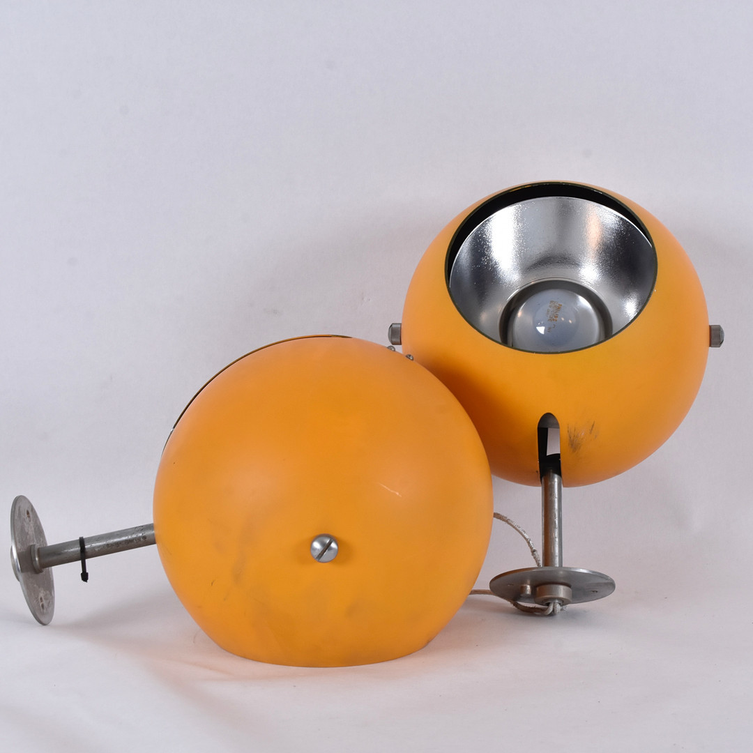 EJNER GRAAE & HENNING HELGER. Vägglampor, ett par, runda lackerad metall, Alux-Globespot, Louis Poulsen, Danmark, 1960-tal.