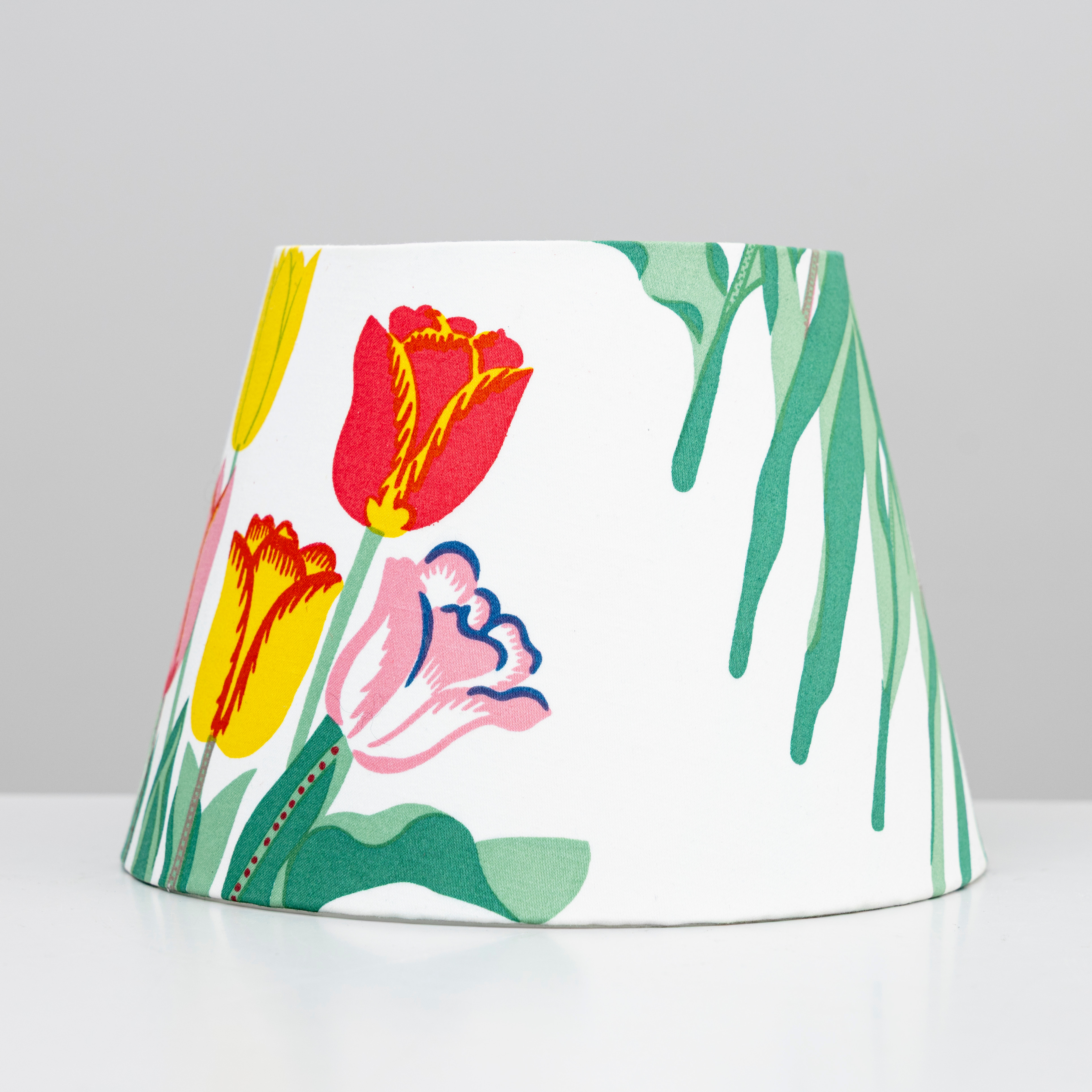 JOSEF FRANK. Lampskärm, klädd med textil "Tulpan", formgivet 1943-45 för Firma Svenskt Tenn.