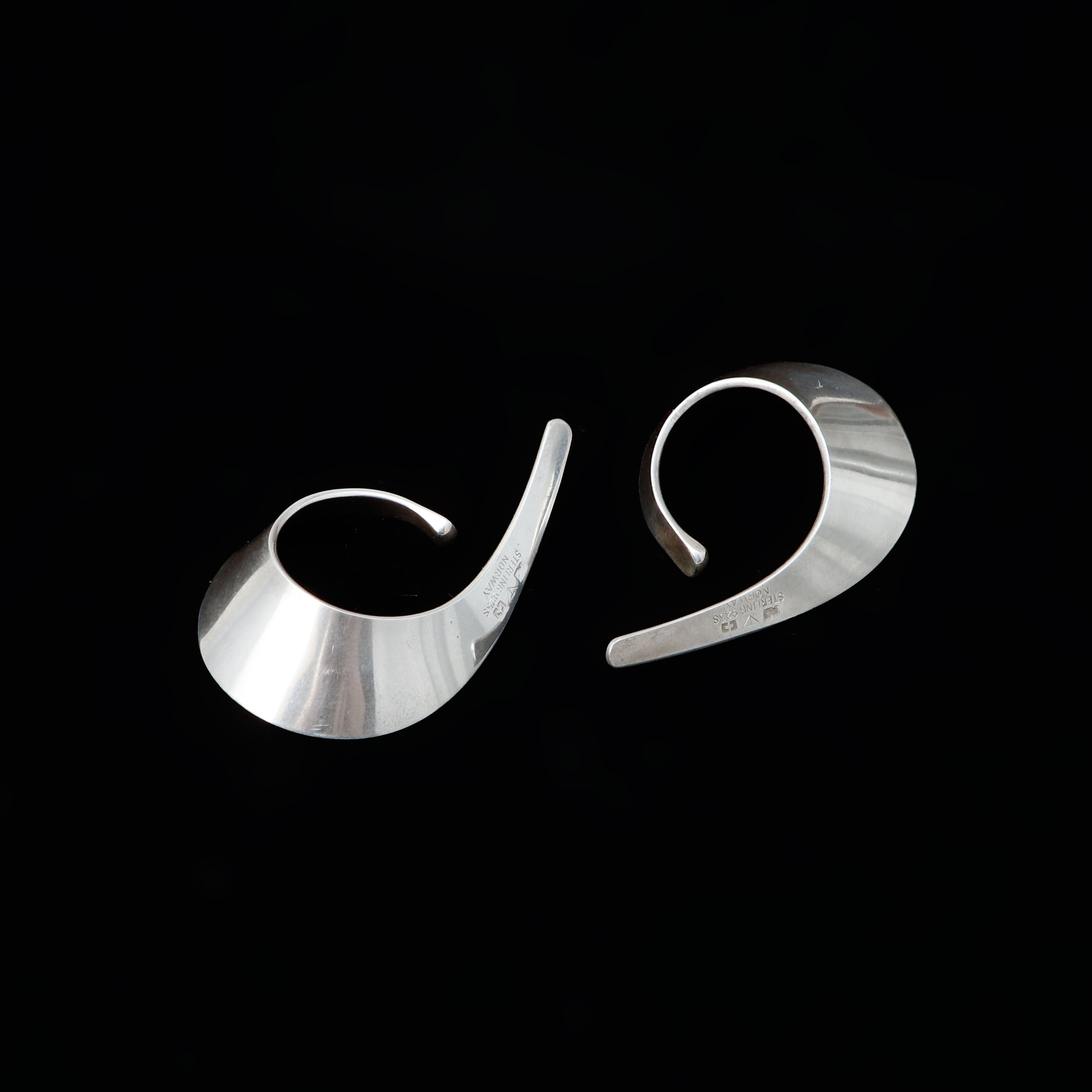TONE VIGELAND. Örhängen, "Slynge", silver, PLUS Sølvstue, Norway Silver Designs.