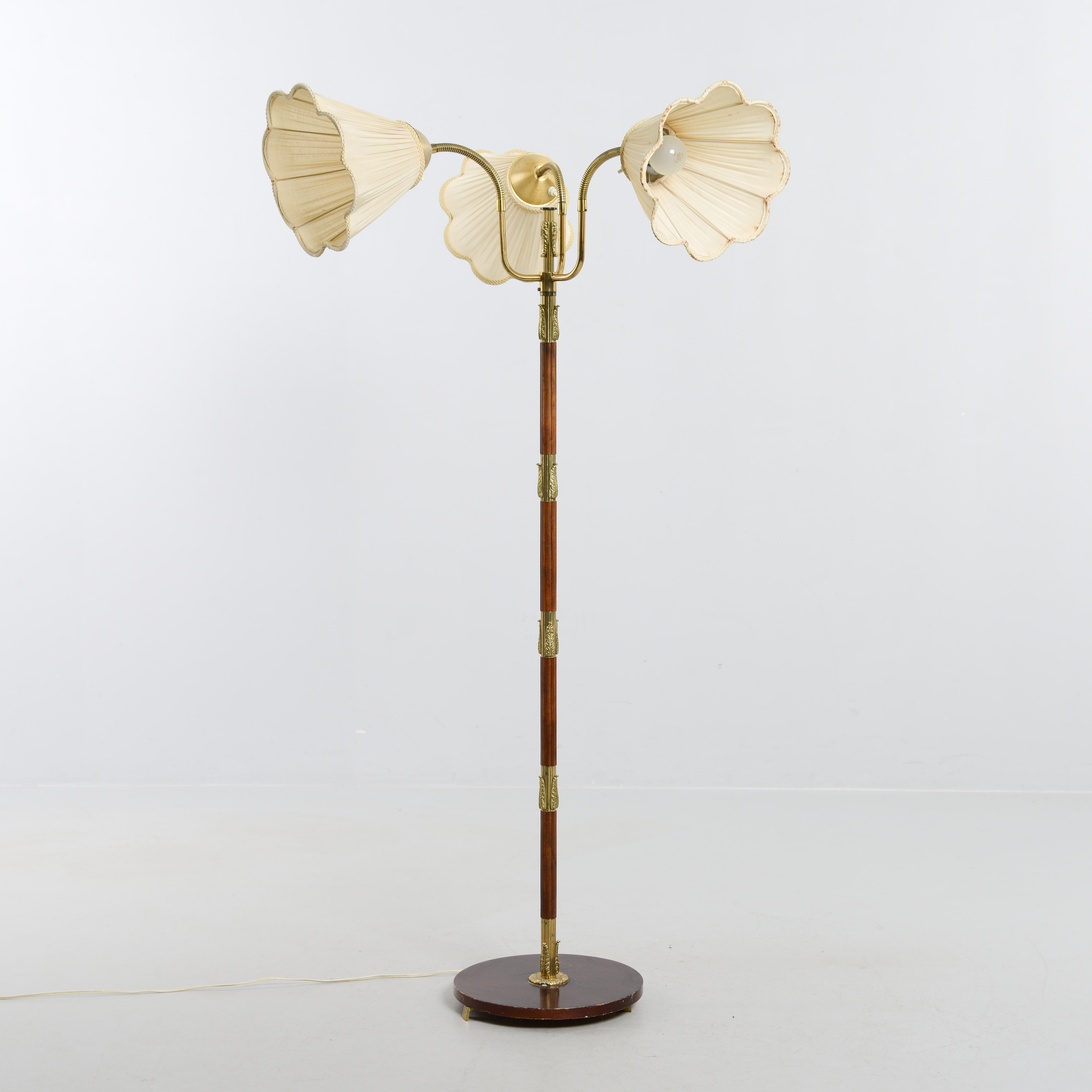 GOLVLAMPA, teak & mässing, 1900-talets andra del.