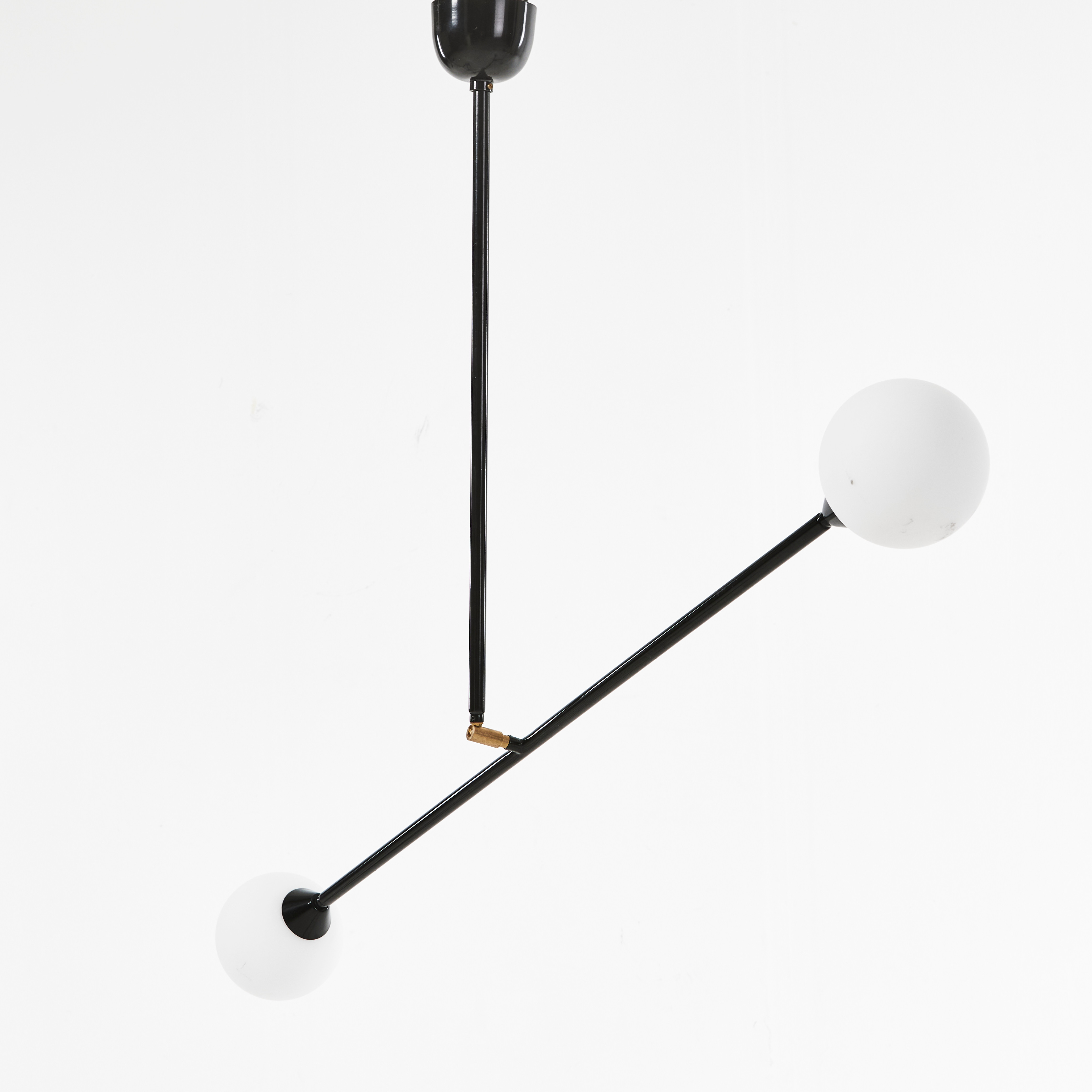 GWENDOLYN OCH GUILLANE KERSCHBAUMER. "Two Spheres" taklampa, lackerad metall, mässing, opalglas, Areti.