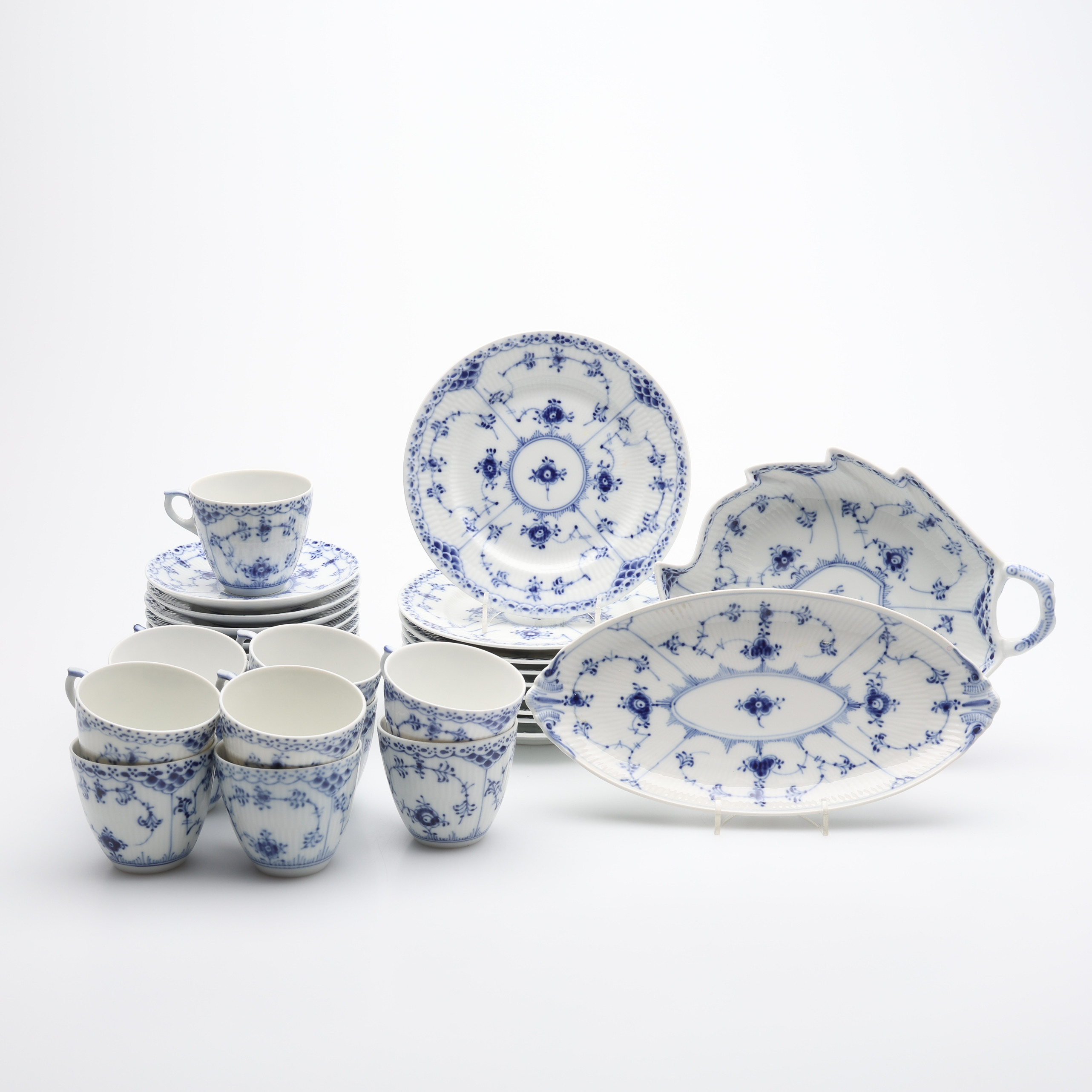 SERVISDELAR, MUSSELMALET HALVBLOND, ROYAL COPENHAGEN, 22 delar.