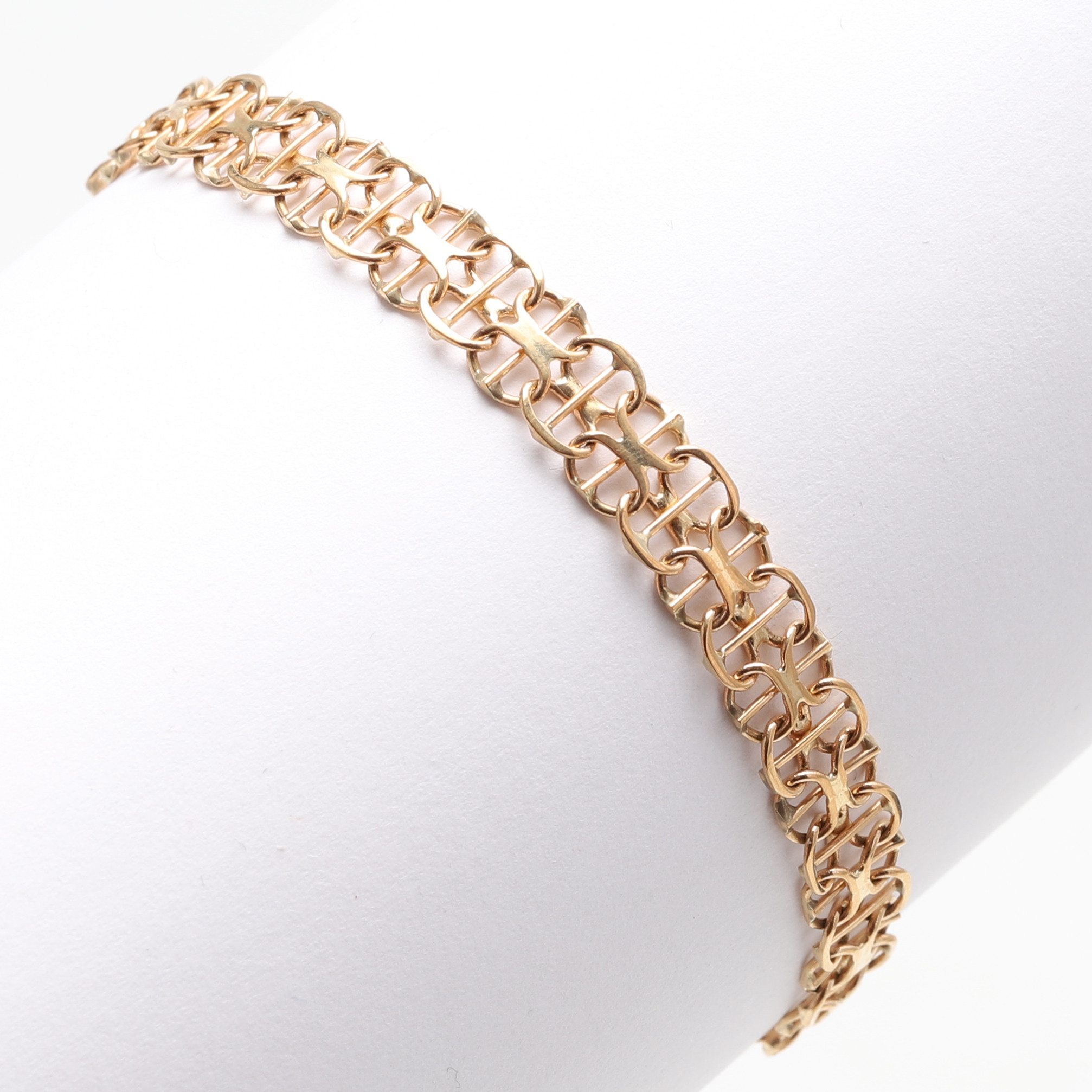 ARMBAND, 18K guld. X-länk med stav. Tore Clareus, Stockholm, 1986. Vikt ca 7,2 gram.