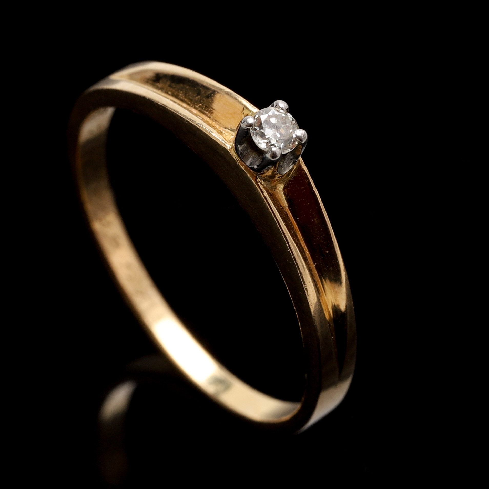 RING, 18K guld. Briljant ca 0,04 ct. Kjellins Aktiebolag, Umeå, 1957. Vikt ca 2,3 gram.