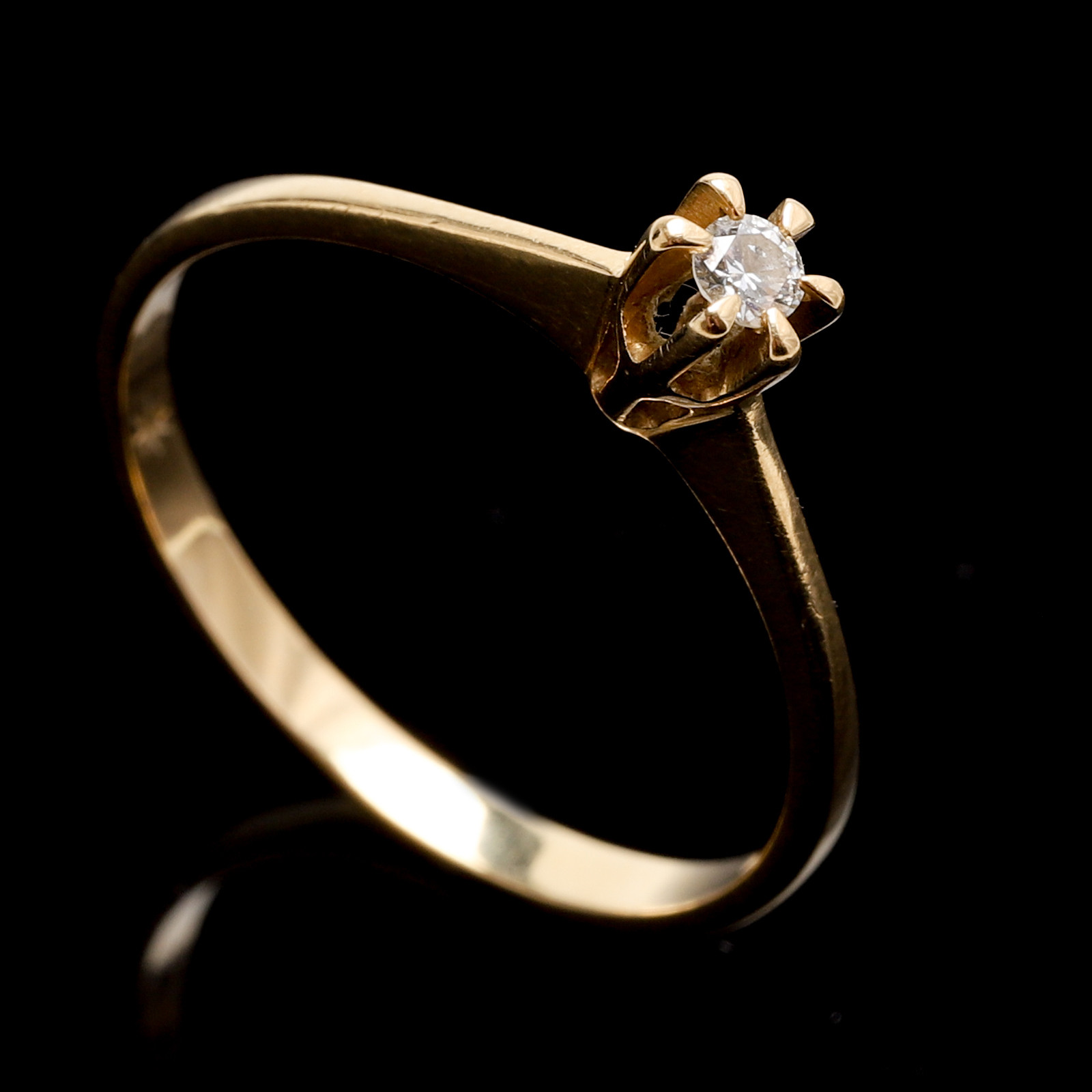 RING, 18K guld. Med liten briljant ca 0,015 ct. Svenska stämplar. Vikt ca 1,2 gram.