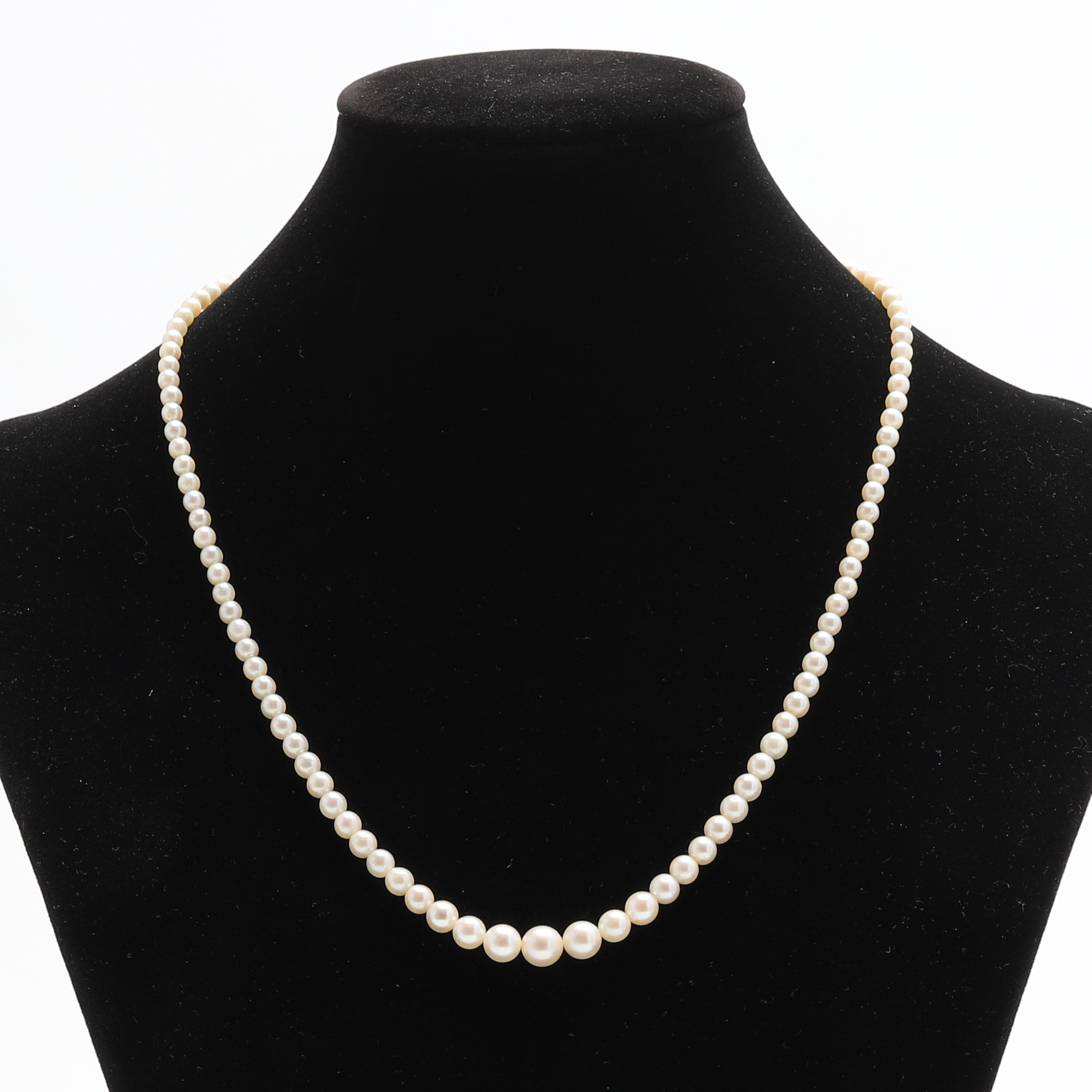PÄRLCOLLIER, lås i 18K guld. Med odlade pärlor. Utländska stämplar.