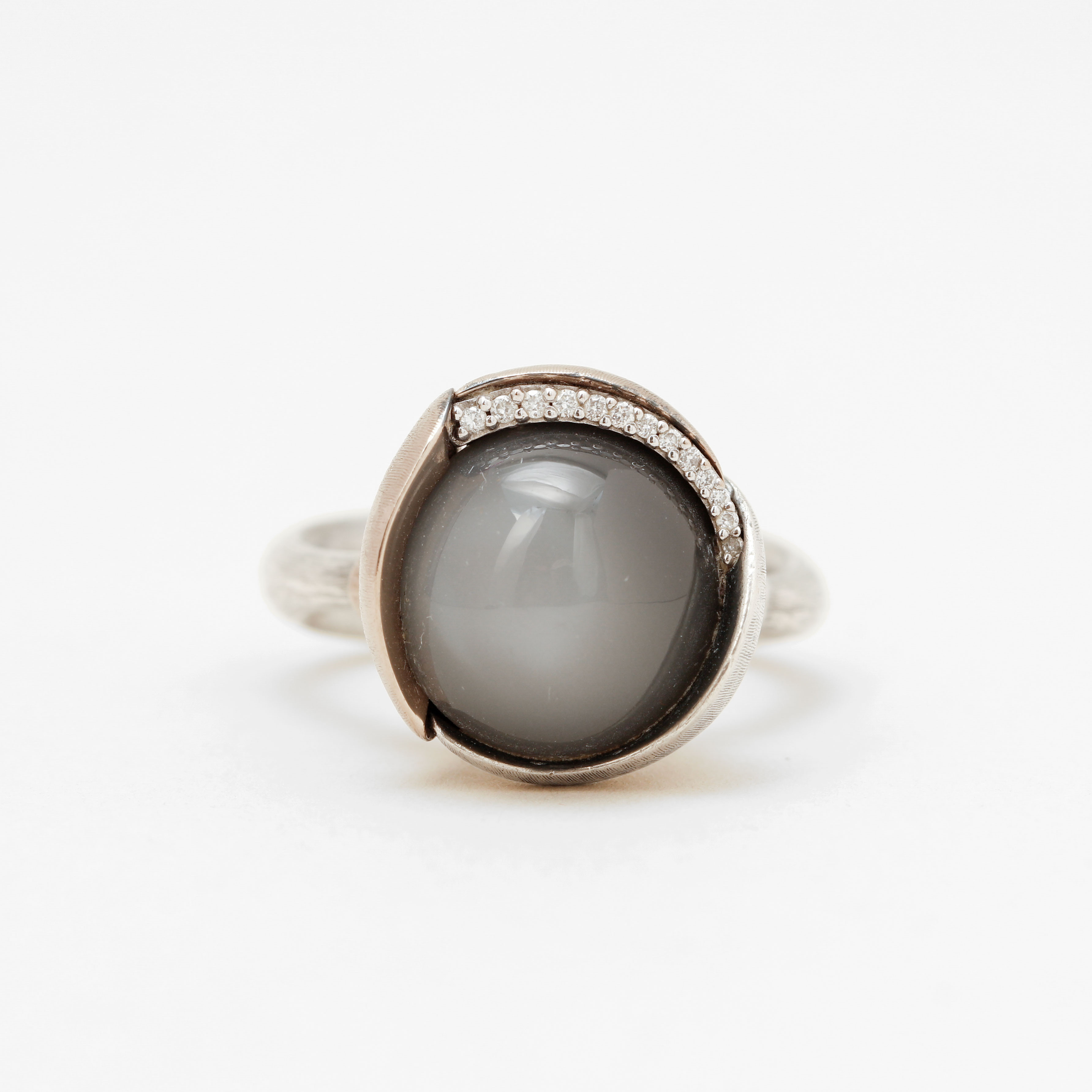 CHARLOTTE LYNGGAARD. Ring, "Lotus Ring nr 3", silver, 18k guld, cabochonslipad månsten, diamanter, Ole Lynggaard.