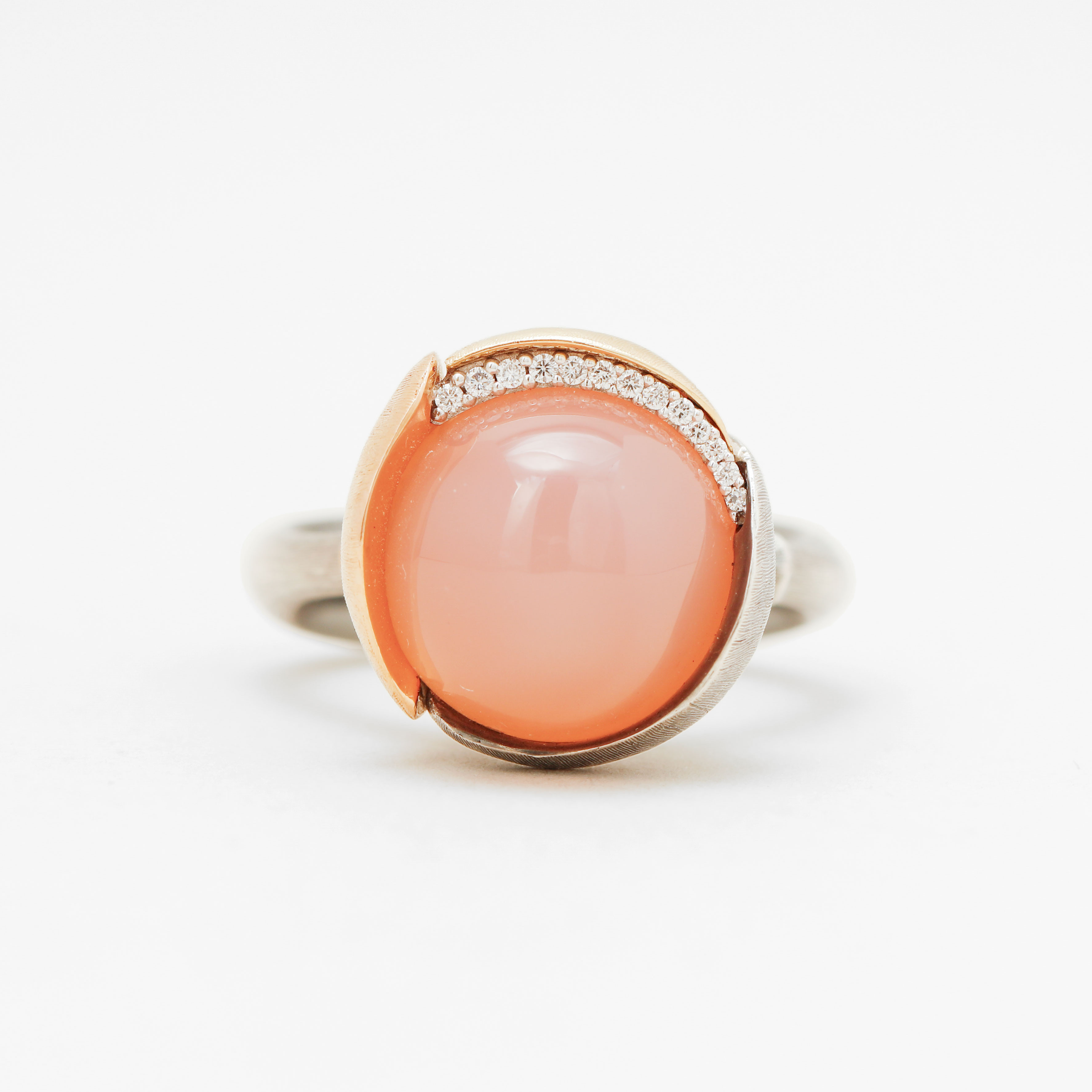 CHARLOTTE LYNGGAARD. Ring, "Lotus Ring nr 3", silver, 18k guld, cabochonslipad rosenkvarts, diamanter, Ole Lynggaard.