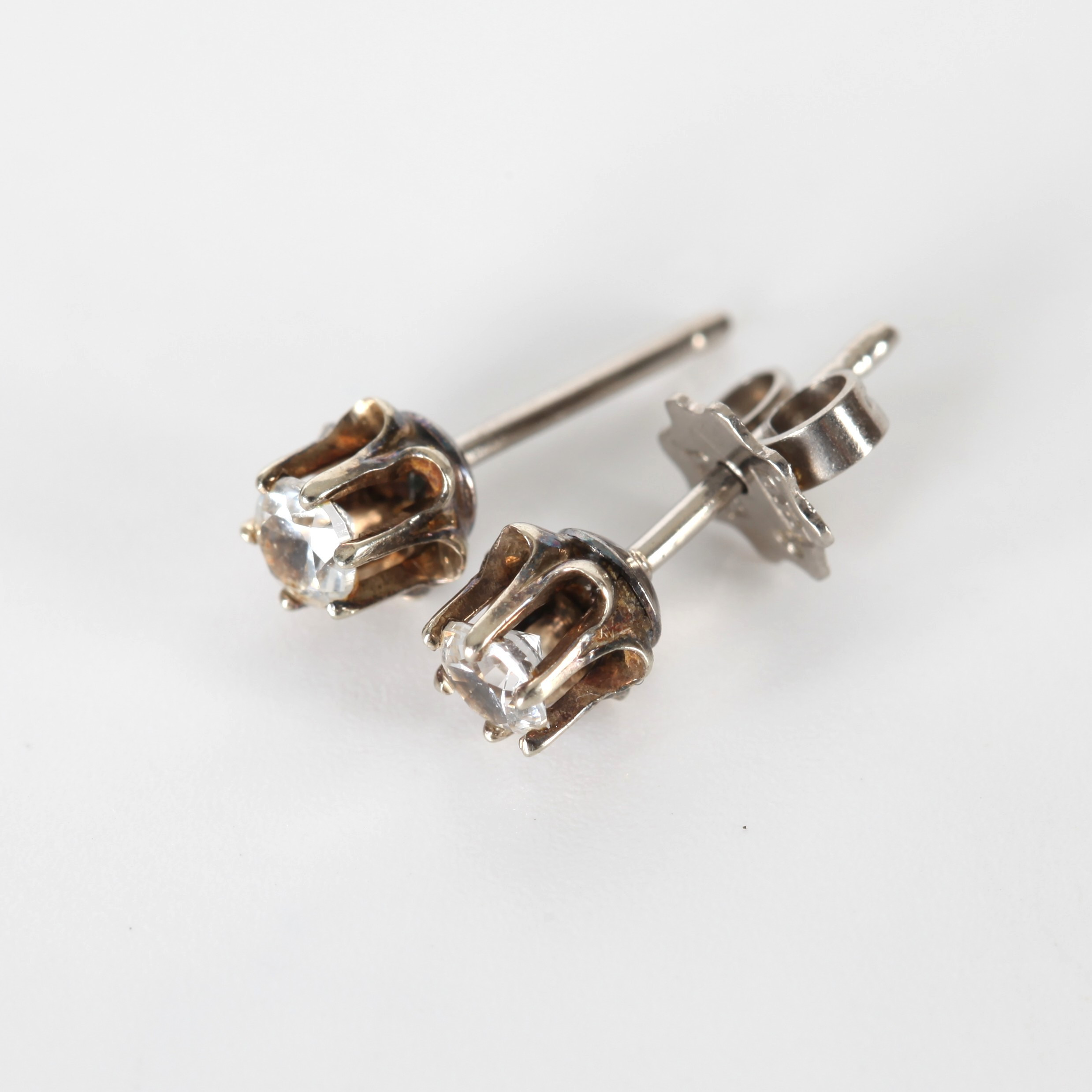 ÖRHÄNGEN MED VITA STENAR, 18K vitguld.