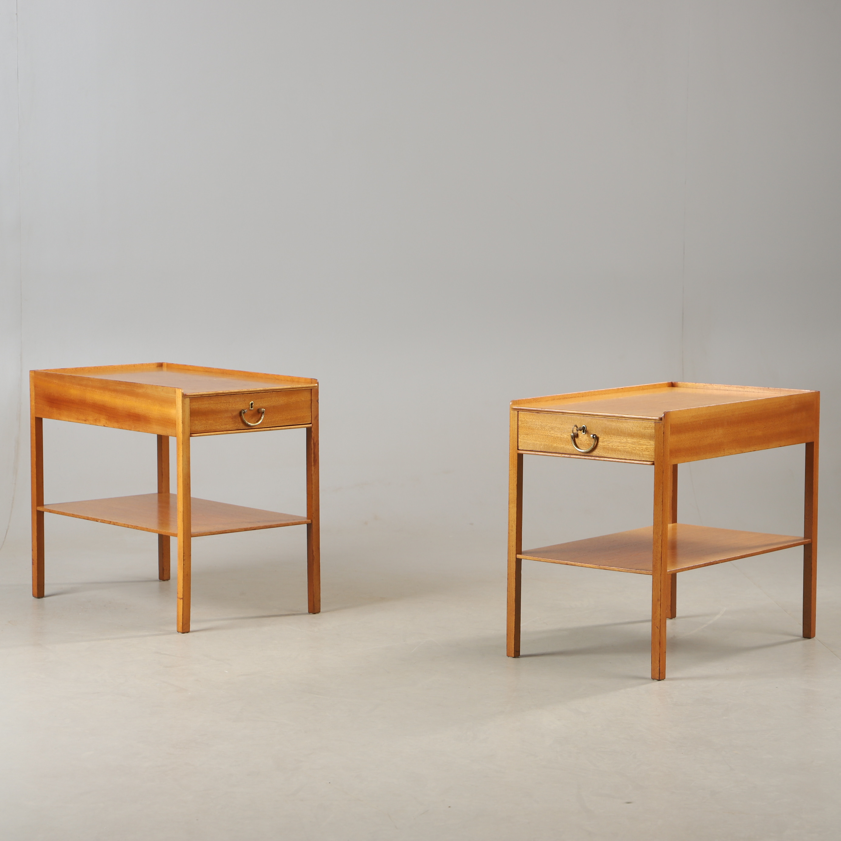 JOSEF FRANK. Sängbord, 1 par, modell 914, mahogny, Firma Svenskt Tenn.