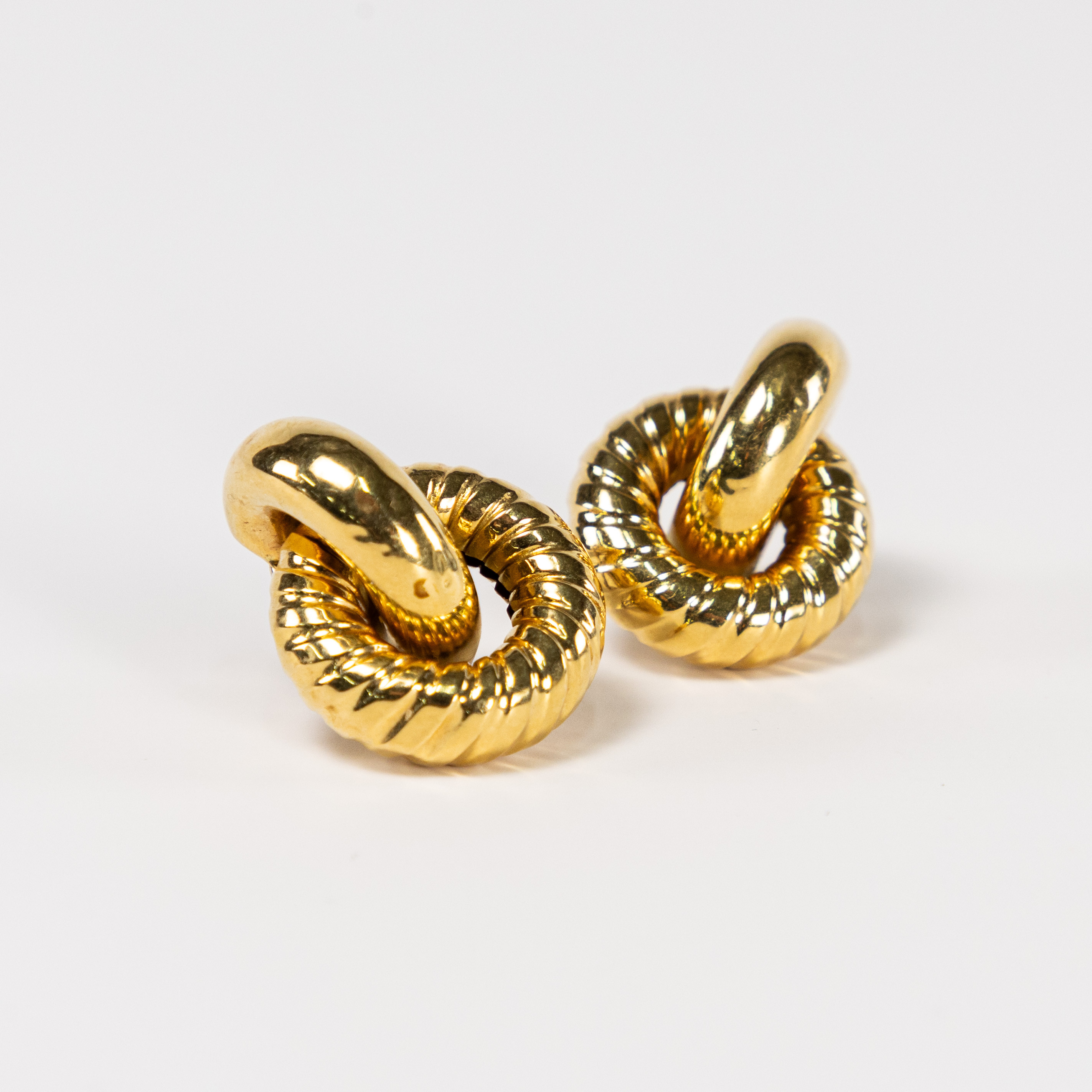 ÖRHÄNGEN. Ett par 18k guld, Bassani.